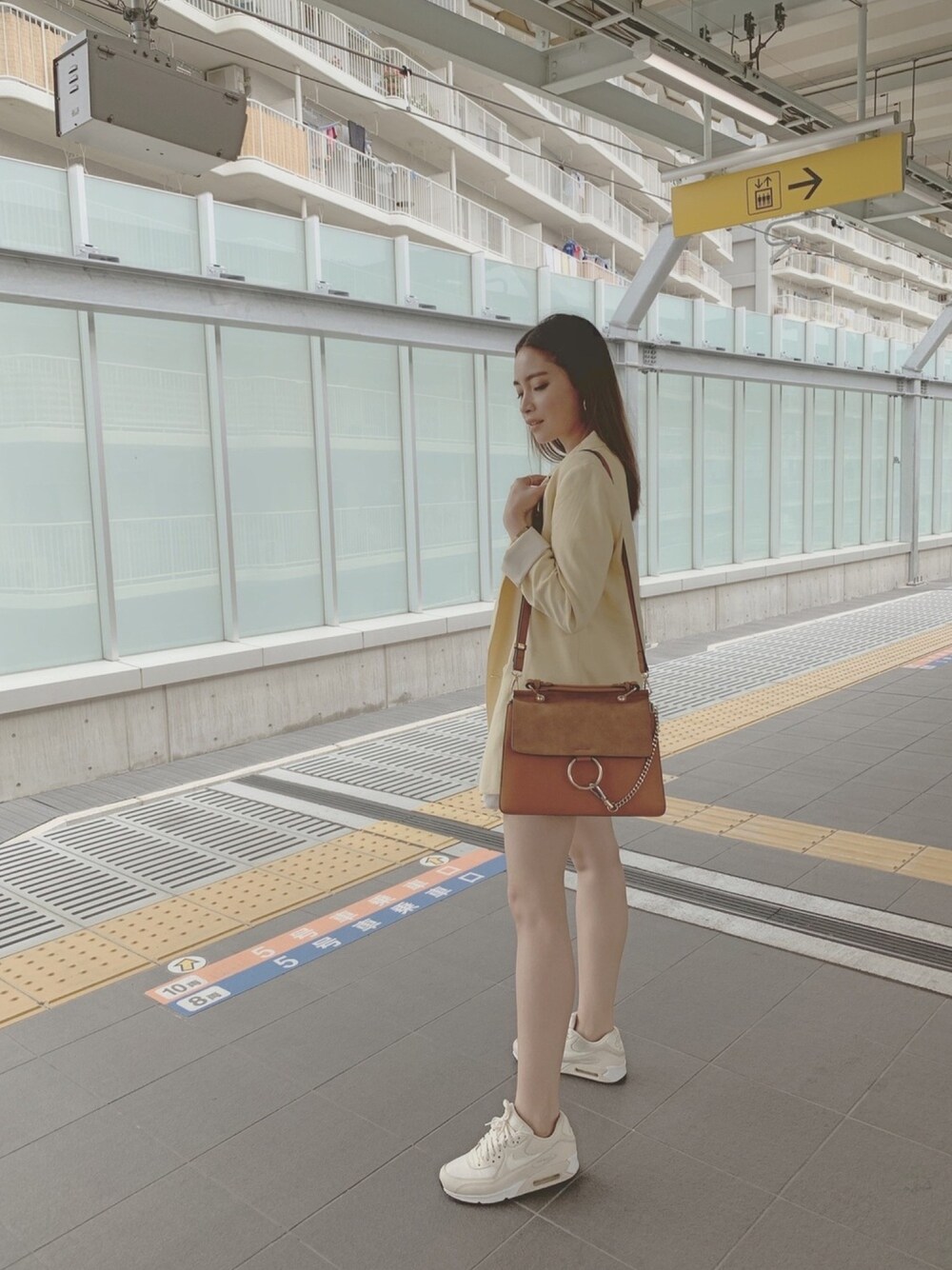 「イェロー、yellow」｜「Bershkaのアイテム（ジャケット/アウター、イエロー系）」を使った、erikabocalanさん（レディース・160cm）の春コーディネートの1枚目の写真