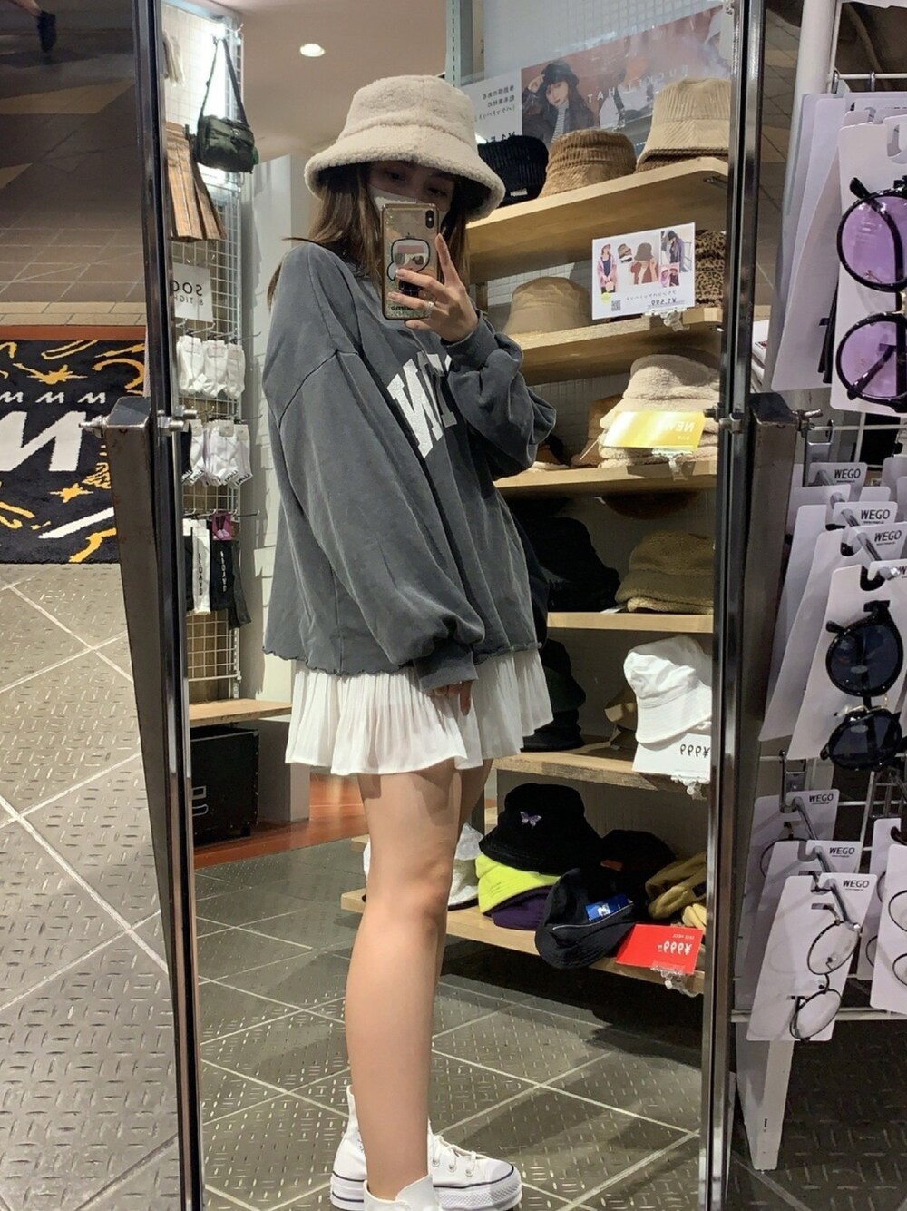「プチプラ、sporty、statementtee、cool、TOKYO」｜「AMERICAN HOLICのアイテム（スウェット、グレー系）」を使った、erikabocalanさん（レディース・160cm）の春コーディネートの1枚目の写真