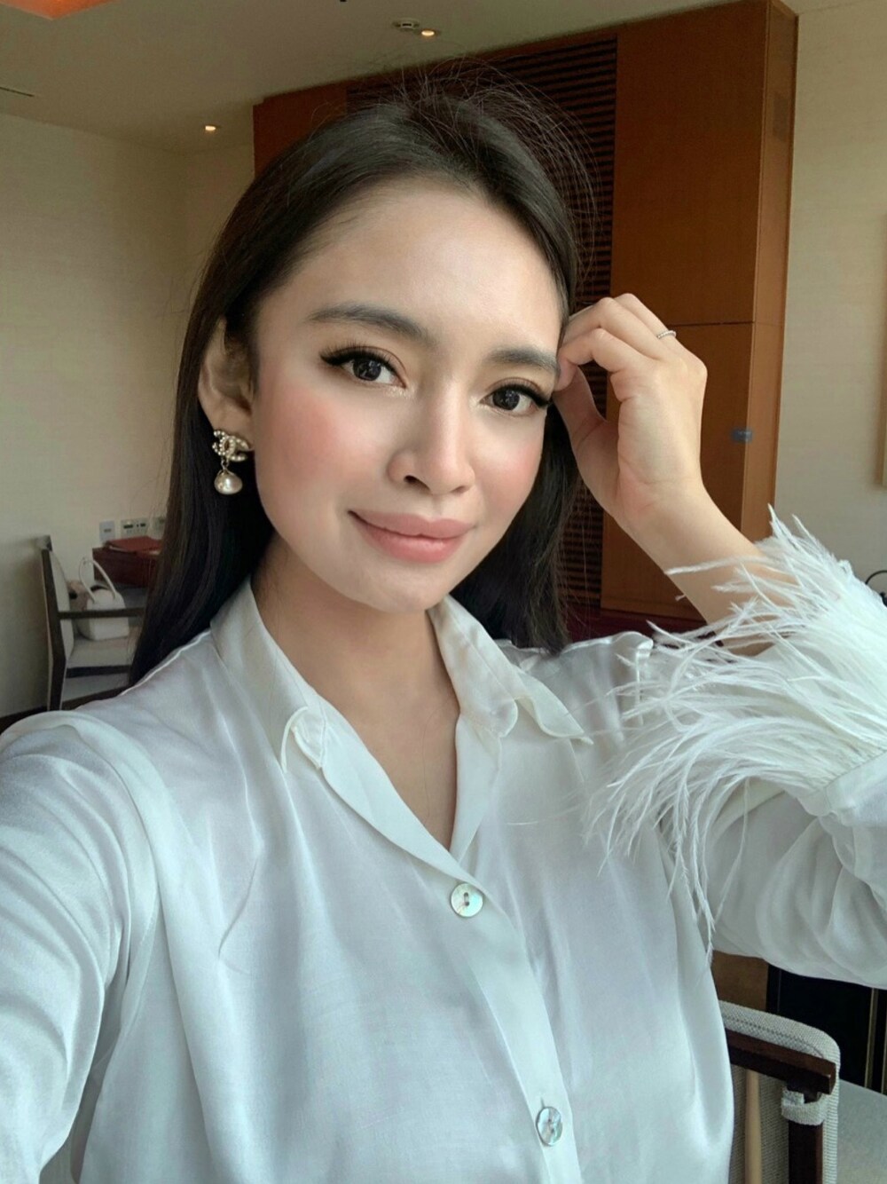 「ホワイトコーデ、cool、silk、Cute、TOKYO」｜「ZARAのアイテム（トップス、ホワイト系）」を使った、erikabocalanさん（レディース・160cm）の春コーディネートの1枚目の写真