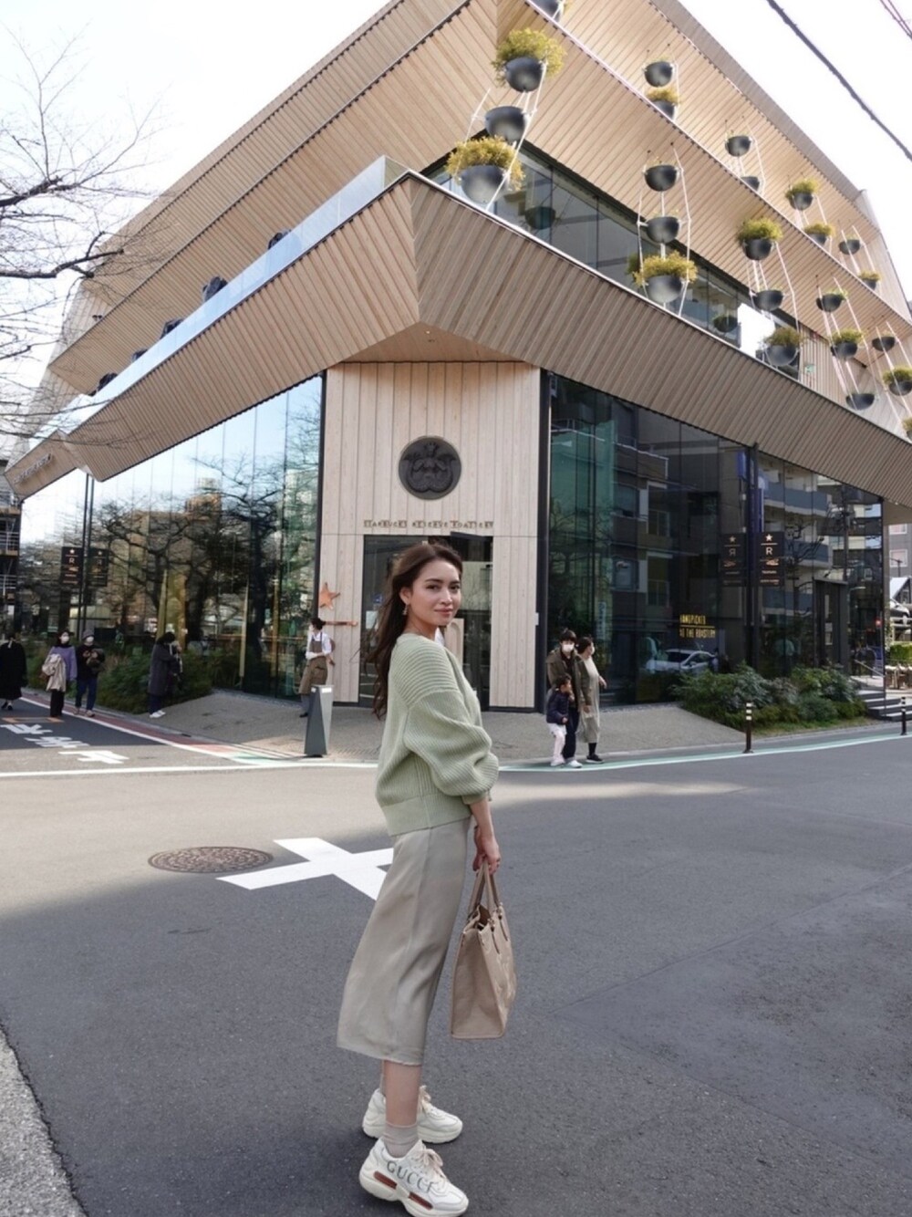 「春アウター、spring、green、Cute、かわいい、カーディガン」｜「H&Mのアイテム（ジャケット/アウター、グリーン系）」を使った、erikabocalanさん（レディース・160cm）の春コーディネートの1枚目の写真