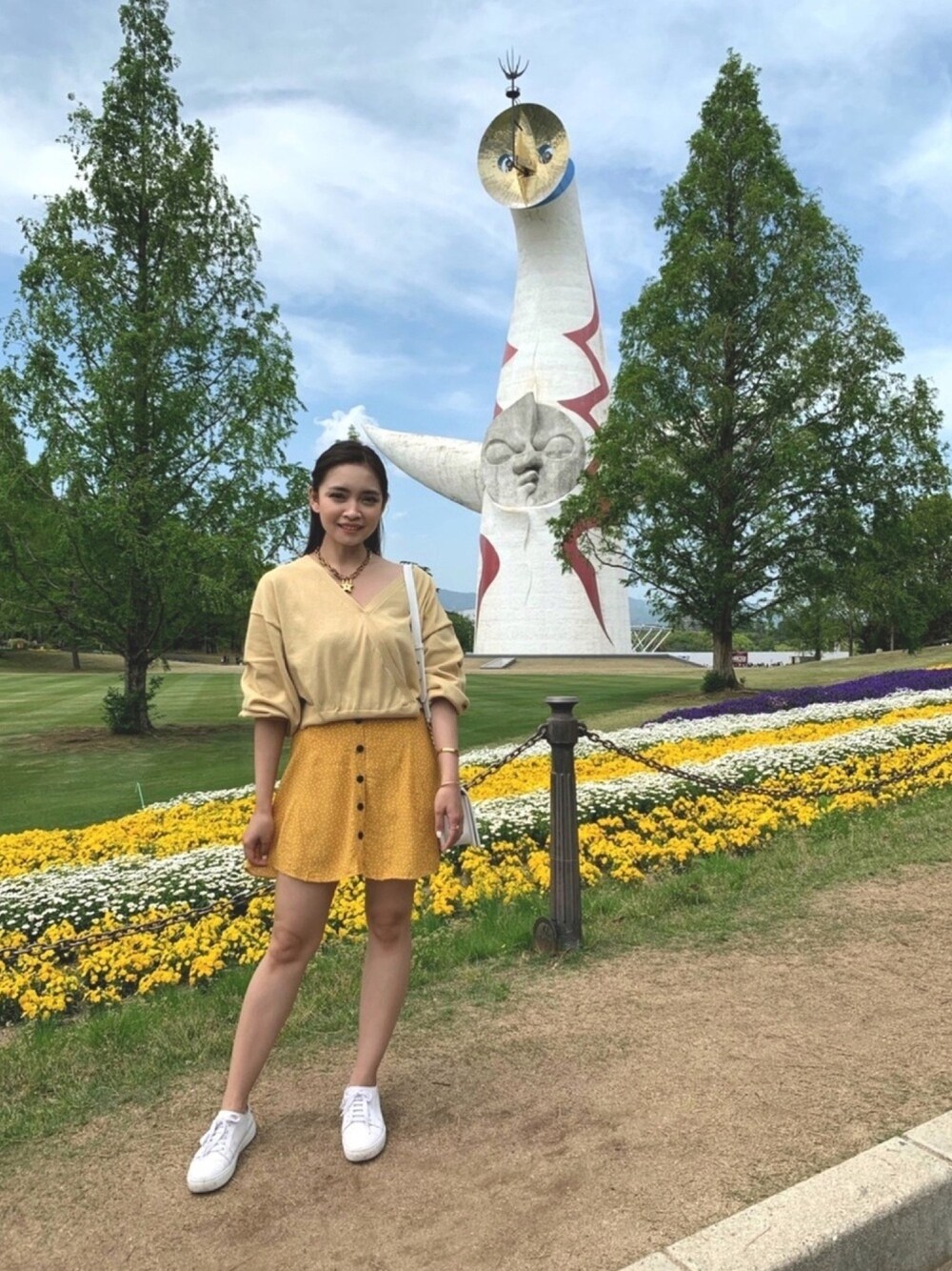 「イェロー、yellow、カーディガン」｜「BershkaのBershka spot detail button front mini skirt in yellow（スカート、イエロー系）」を使った、erikabocalanさん（レディース・160cm）の春コーディネートの1枚目の写真