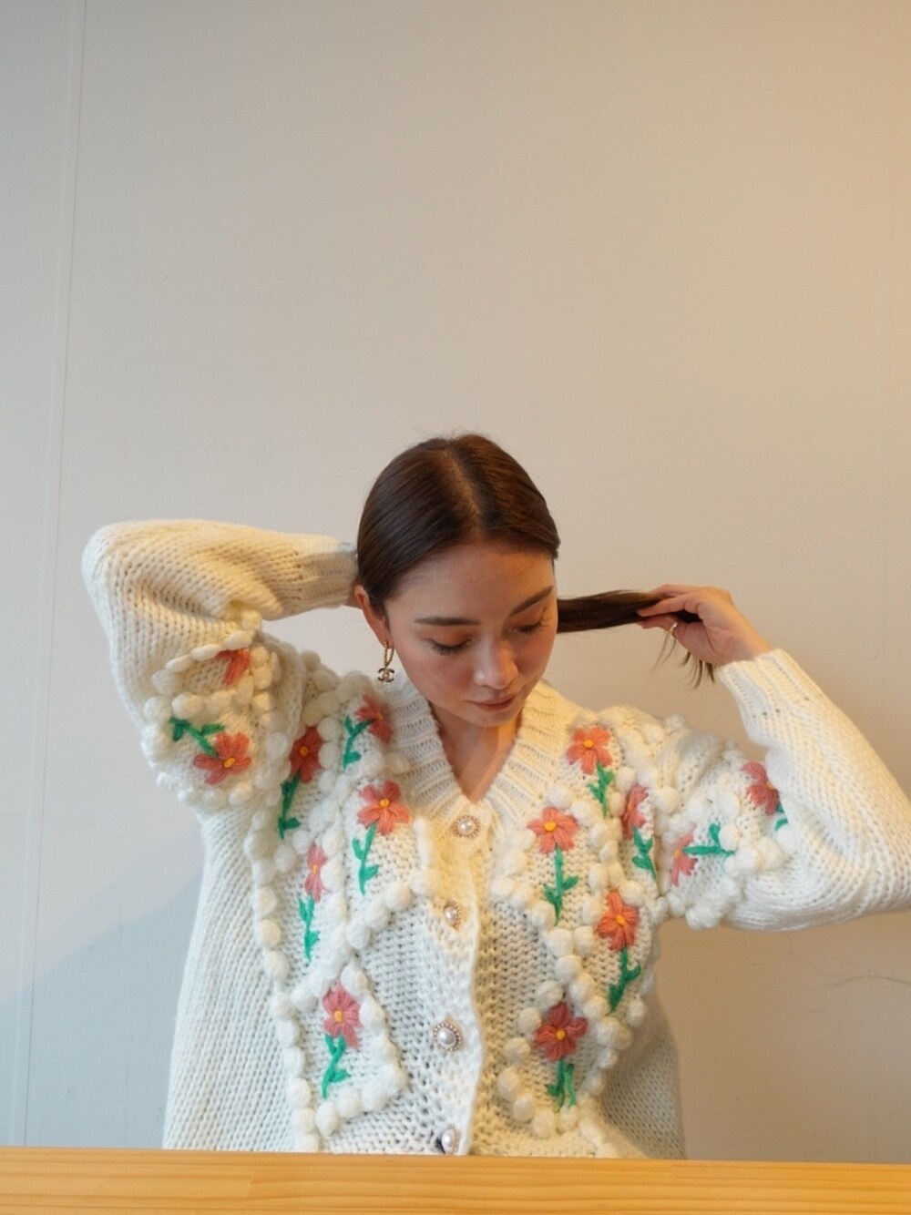 「カーディガン、かわいい、flower」｜「NANING9のアイテム（カーディガン/ボレロ、ホワイト系）」を使った、erikabocalanさん（レディース・160cm）の春コーディネートの1枚目の写真