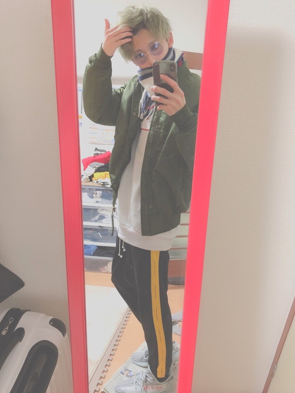 「大学生、adidas originals、MA-1、yeesyboost350、おしゃれさんと繋がりたい、スニーカー好きと繋がりたい」｜「adidas Originalsのアイテム（スニーカー、ホワイト系）」を使った、もっちさん（メンズ・179cm）の冬コーディネートの1枚目の写真