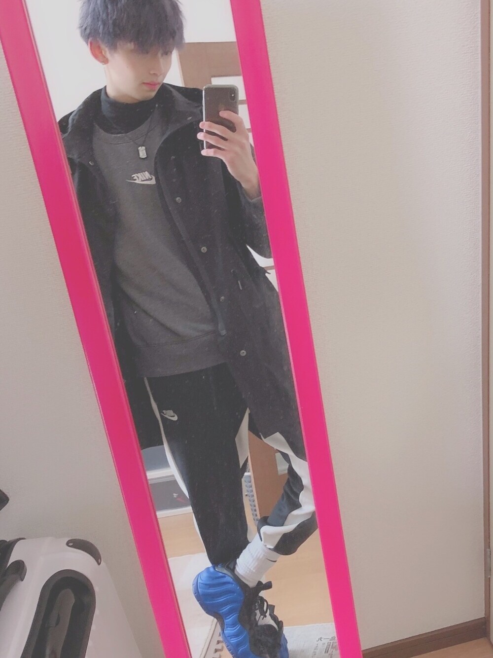 「NIKE、NIKE好き、フォームポジット、フォームポジットプロ、おしゃれさんと繋がりたい、スニーカー男子、スニーカー好きと繋がりたい、秋のコーデ、ストリートMIX」｜「NIKEのアイテム（スウェット、グレー系）」を使った、もっちさん（メンズ・179cm）の冬コーディネートの1枚目の写真
