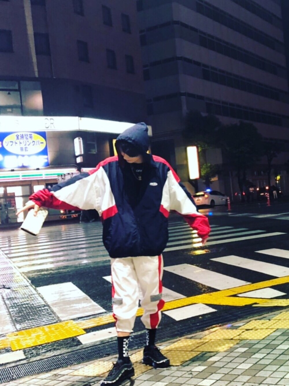 「秋、ビッグT、ビックシルエット、大学生、韓国ファッション、ストリート、NIKE、undefeated、ラフ、airmax」｜「WEGOのアイテム（ナイロンジャケット、ブルー系）」を使った、もっちさん（メンズ・180cm）の夏コーディネートの1枚目の写真