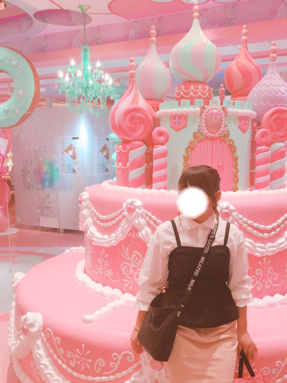 ホワイト系のシャツ/ブラウス、ブラック系のトップス、ピンク系のスカートを着用したレディースの秋コーディネートの1枚目の写真