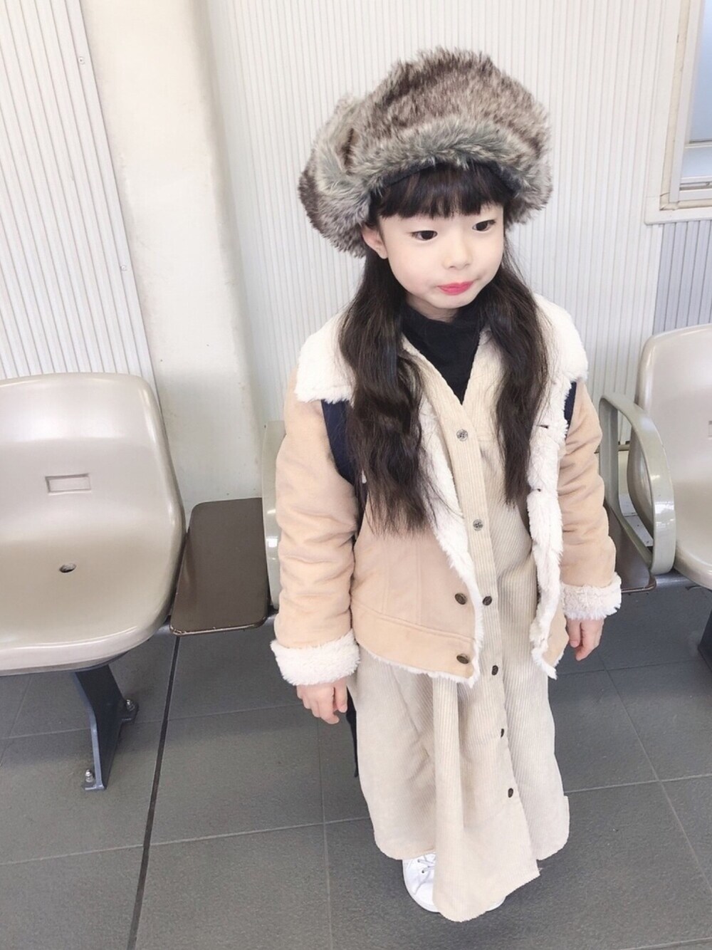 「年末WEAR感謝祭、キッズファッション、秋冬コーデ、キッズ、おんなのこ、小学生、ベージュ、ワントーンコーデ、レイヤードスタイル」｜「CIAOPANIC TYPYのアイテム（帽子、ブラウン系）」を使った、meeee...♡さん（キッズ・110cm）の冬コーディネートの1枚目の写真