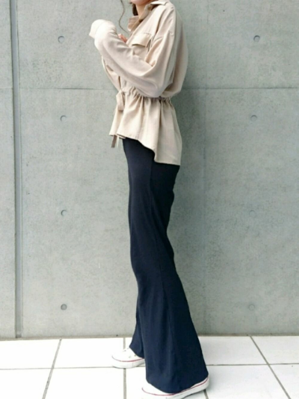 「GAP、wcloset、フレアパンツ」｜「w closetのアイテム（シャツ/ブラウス、ベージュ系）」を使った、memeさん（レディース・170cm）の秋コーディネートの1枚目の写真