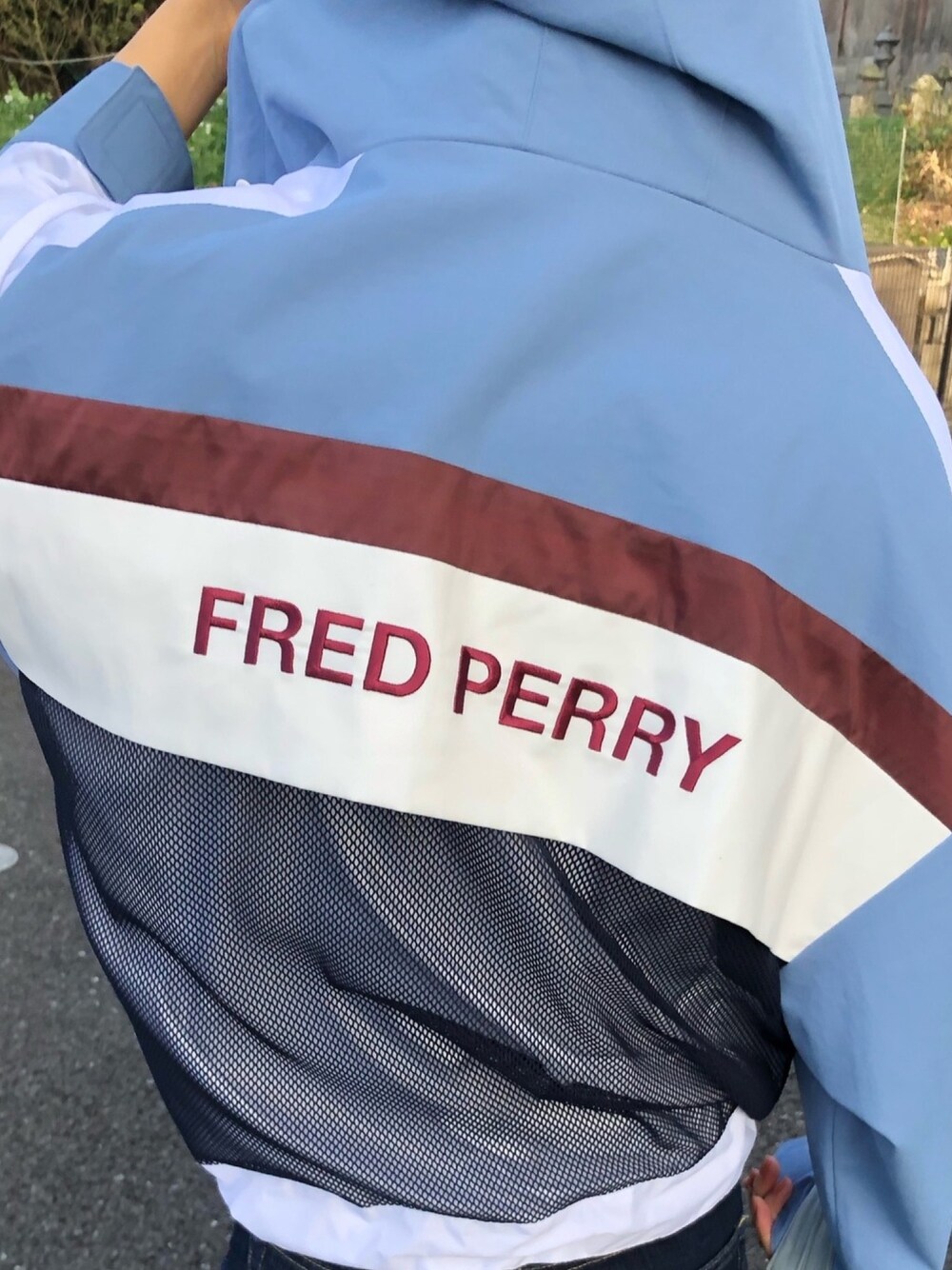「フレッドペリー、マウンテンパーカー、ライトブルー、FRED PERRY、休日スタイル、スポーツミックス、ラクチンコーデ、低身長コーデ、ゴルフ」｜「FRED PERRYのアイテム（マウンテンパーカー、ブルー系）」を使った、佳乃子さん（レディース・154cm）の春コーディネートの1枚目の写真