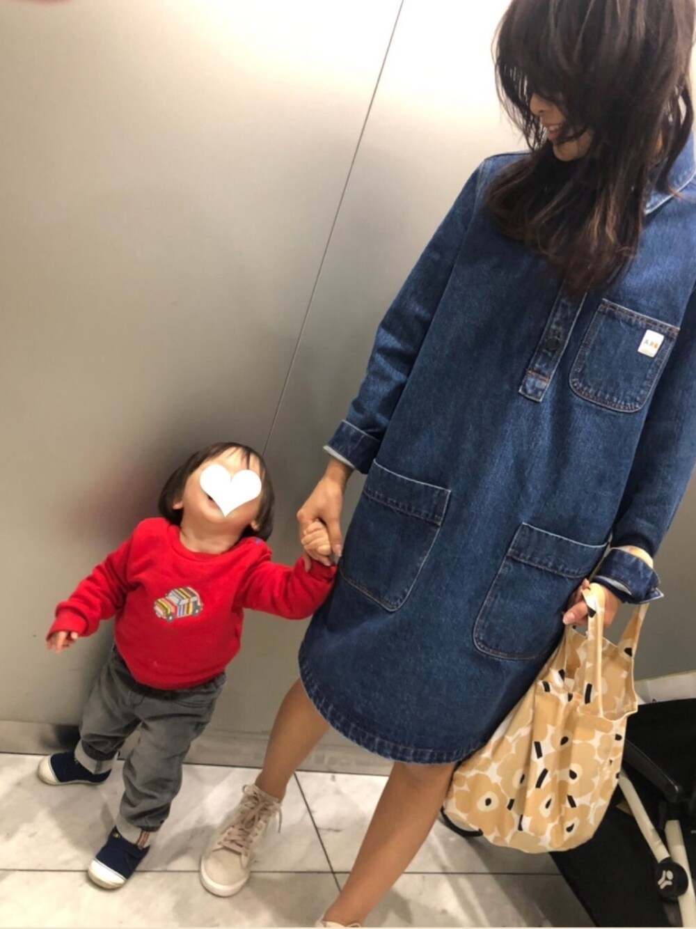 「デニムワンピース、A.P.C.、carhartt、スニーカー、カジュアル、オトナカジュアル、ウルフカット、休日スタイル、今日のコーデ、オトナ女子」｜「Carharttのアイテム（ワンピース/ドレス、ブルー系）」を使った、佳乃子さん（レディース・154cm）の春コーディネートの1枚目の写真