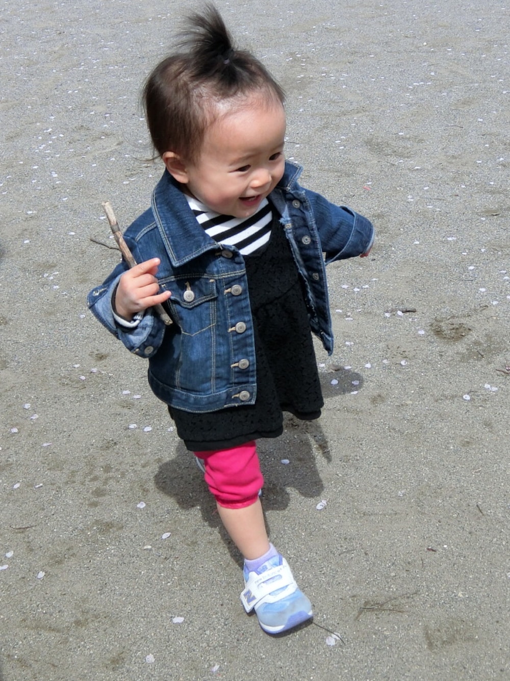 「子供服、子供カジュアル👧🏻💕、子供コーデ」｜「AZUL by moussyのアイテム（Tシャツ/カットソー、ブラック系）」を使った、CCN.aさん（レディース・70cm）の春コーディネートの1枚目の写真