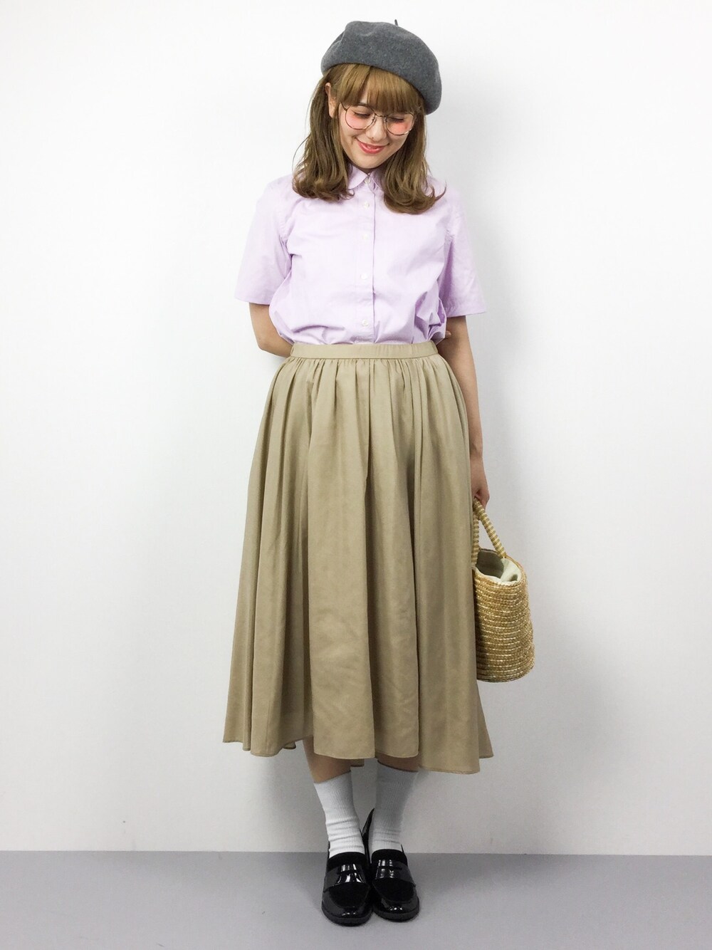 ピンク系のシャツ/ブラウス、ベージュ系のスカートを着用したレディースの春コーディネートの1枚目の写真