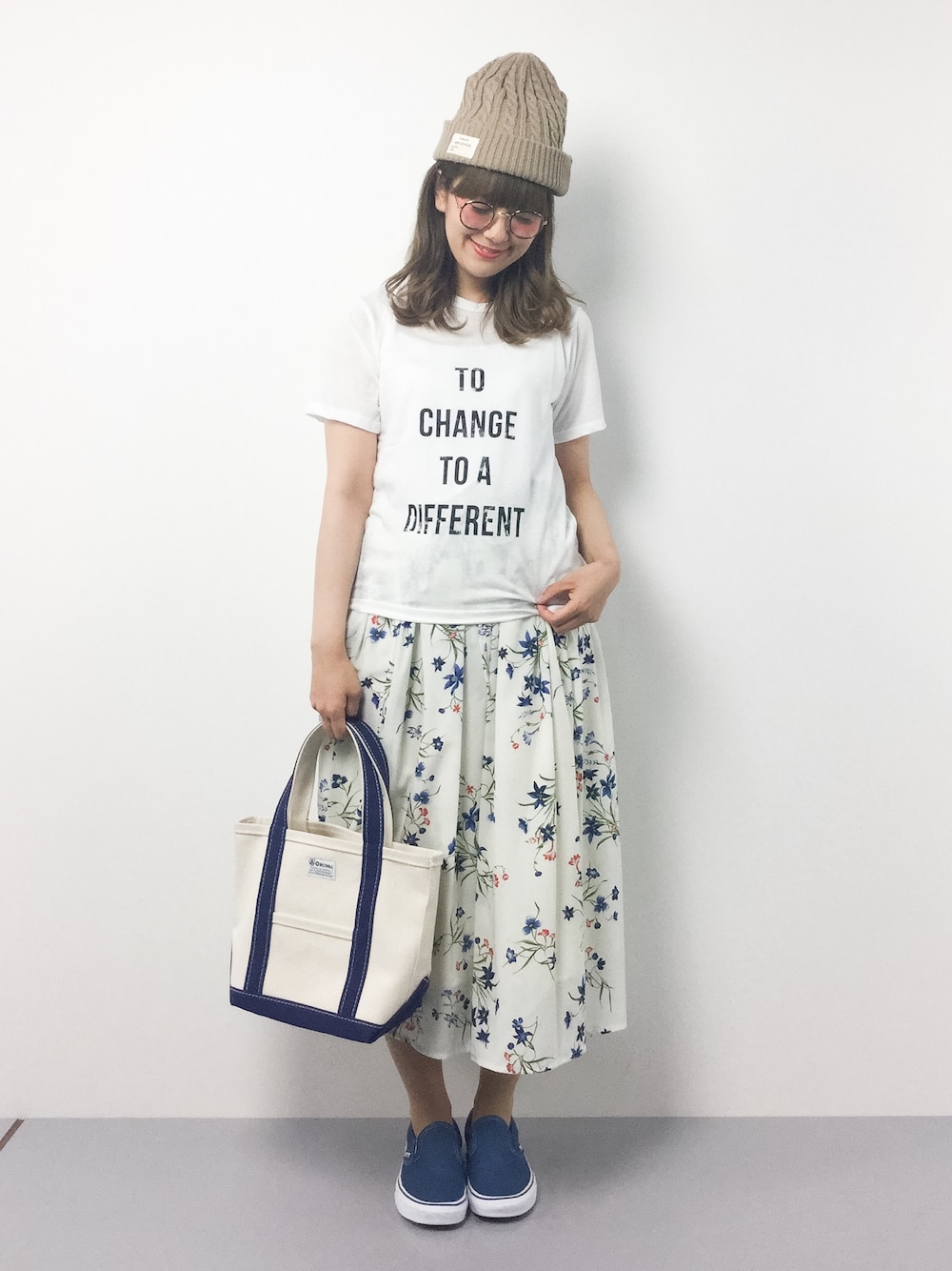 「カジュアル、ナチュラル、花柄 スカート」｜「FRAMeWORKのT/Cテンジク プリントT◆（Tシャツ/カットソー、ホワイト系）」を使った、piya*さん（レディース・154cm）の春コーディネートの1枚目の写真