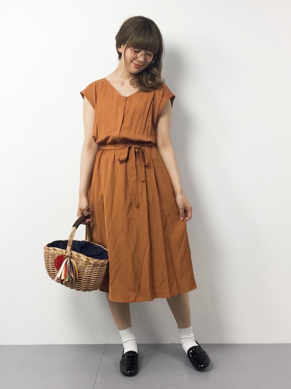 「大人カジュアル、ラフ、春夏コーデ、カゴバック、ラクチンコーデ、一枚着ワンピース」｜「URBAN RESEARCHのUR シンプルシャツワンピース（シャツワンピース、イエロー系）」を使った、piya*さん（レディース・154cm）の春コーディネートの1枚目の写真