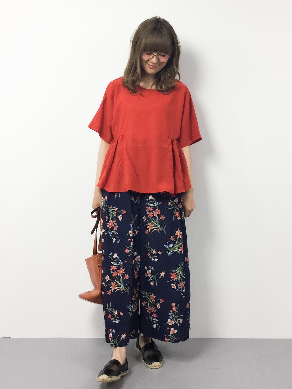 「ラフ、春夏コーデ、ママコーデ、ラクチンコーデ、オレンジ色」｜「select MOCAのペプラムウエスト切替ギャザーバックリボンテープデザイン半袖後ろロング丈ブラウス（シャツ/ブラウス、オレンジ系）」を使った、piya*さん（レディース・154cm）の春コーディネートの1枚目の写真