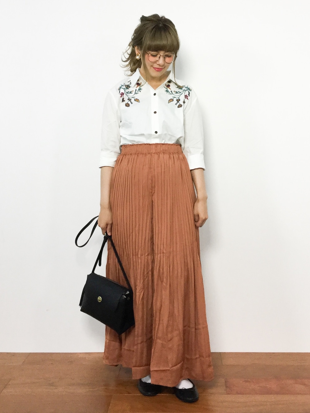 「白シャツ、ナチュラル、ブラウン、刺繍シャツ、春夏コーデ、ママコーデ、ラクチンコーデ、プリーツパンツ、オトナカジュアル」｜「fifthのフラワー刺繍デザインシャツ（シャツ/ブラウス、ホワイト系）」を使った、piya*さん（レディース・154cm）の夏コーディネートの1枚目の写真