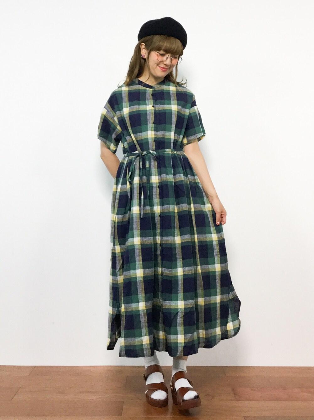 「チェックシャツ、ベレー帽、チェックワンピース、マキシ丈ワンピース、ラクチンコーデ、秋先取りコーデ、夏秋ミックス、一枚着ワンピース」｜「chambre de charmeのcdc ◇リネン混アソートチェック　スタンドカラーワンピース◇（ワンピース、グリーン系）」を使った、piya*さん（レディース・154cm）の夏コーディネートの1枚目の写真