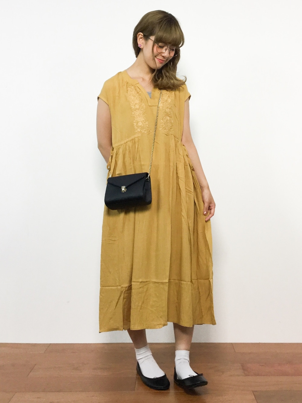 「シンプル、からし色、ロングワンピース、ママコーデ、ラクチンコーデ、刺繍ワンピース、夏秋ミックス、レーヨン素材、一枚着ワンピース」｜「RAY CASSINの刺繍入りレーヨンスラブロングワンピース（ワンピース、イエロー系）」を使った、piya*さん（レディース・154cm）の夏コーディネートの1枚目の写真