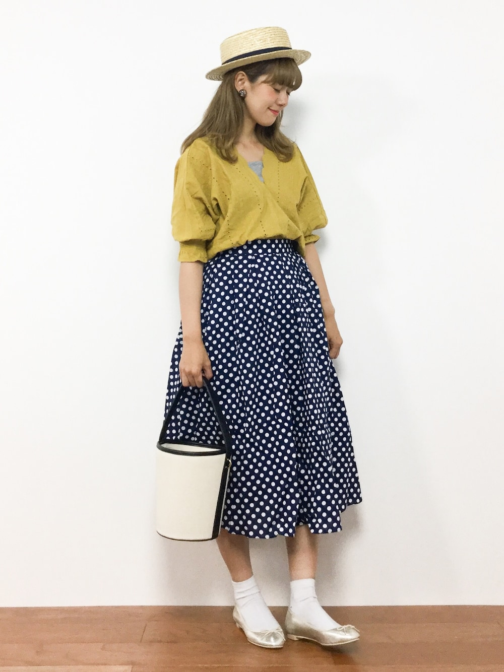 イエロー系のシャツ/ブラウス、ブルー系のスカートを着用したレディースの夏コーディネートの1枚目の写真