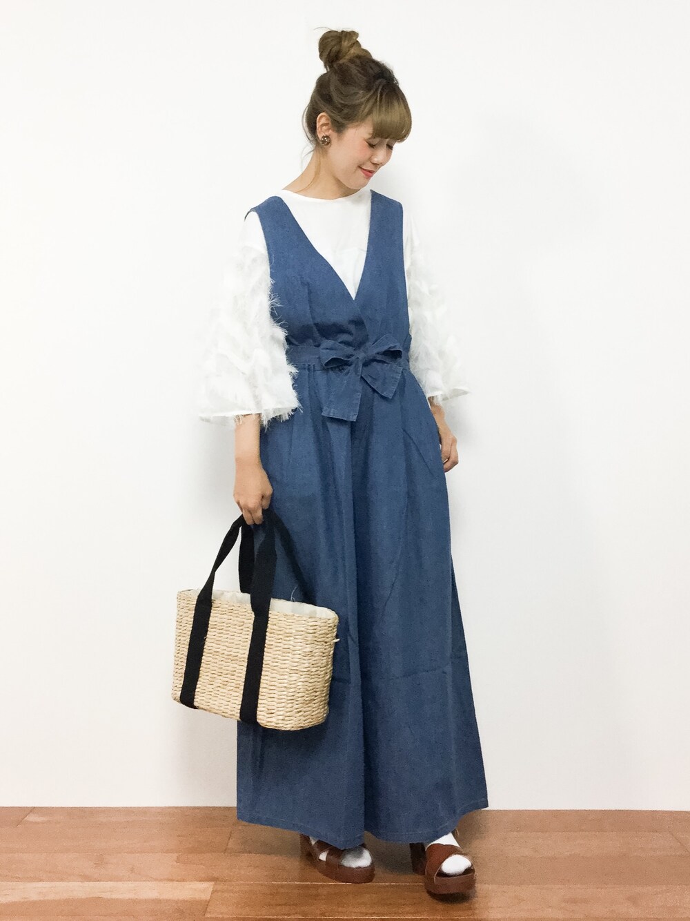 「デニム、カジュアル、シンプル、オールインワン、ワイドパンツ、フェザー、かごバッグ、ゆったりコーデ、オトナカジュアル、夏秋ミックス」｜「chambre de charmeのcdc ウエストリボン　オールインワン（つなぎ/オールインワン、ブルー系）」を使った、piya*さん（レディース・154cm）の夏コーディネートの1枚目の写真