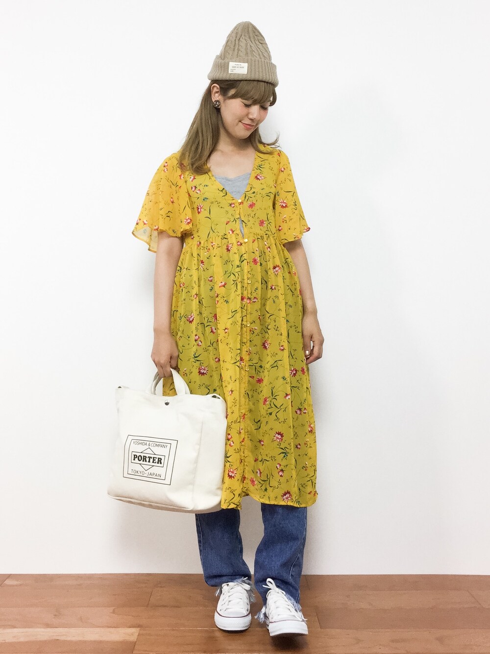 イエロー系のカーディガン/ボレロ、ブルー系のデニムパンツを着用したレディースの夏コーディネートの1枚目の写真