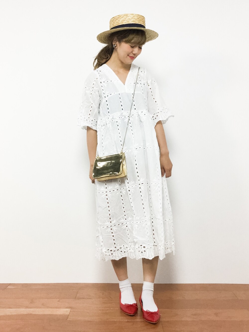 「赤、バレエシューズ、レースワンピース、カンカン帽、ラクチンコーデ、白ワンピース、刺繍ワンピース、おでかけコーデ、オトナカジュアル、オトナ女子」｜「Bab Bou Jeloudの【WEB限定】パンチングレースロング刺繍ワンピース（ワンピース、ホワイト系）」を使った、piya*さん（レディース・154cm）の夏コーディネートの1枚目の写真