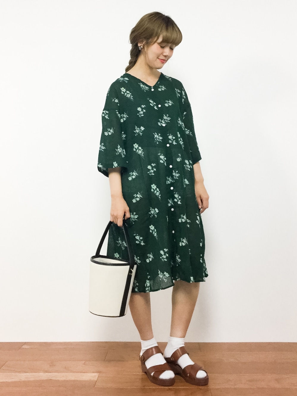 「グリーン、花柄、ナチュラル、茶色、花柄ワンピース、ママコーデ、ラクチンコーデ、オトナカジュアル、バケツバッグ、夏秋ミックス」｜「Samansa Mos2の楊柳花柄シャツワンピース（ワンピース、グリーン系）」を使った、piya*さん（レディース・154cm）の夏コーディネートの1枚目の写真