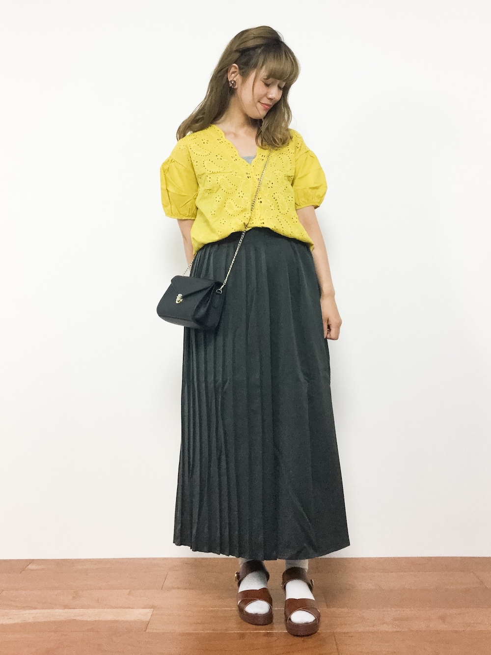 「ワイドパンツ、マスタード、レトロ、サンダル、スカラップ、プリーツパンツ、オトナカジュアル、ダークグレー、夏秋ミックス、スカンツ」｜「Shelly islandの【Shelly island】スカラップVネックブラウス（シャツ/ブラウス、イエロー系）」を使った、piya*さん（レディース・154cm）の夏コーディネートの1枚目の写真