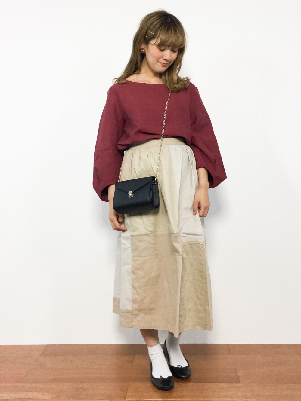 レッド系のシャツ/ブラウス、ベージュ系のスカートを着用したレディースの夏コーディネートの1枚目の写真