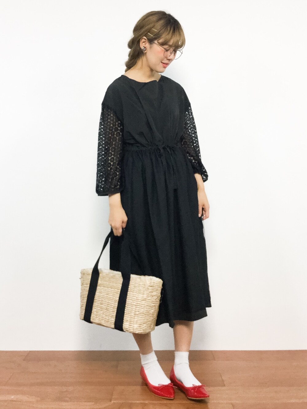 「刺繍、黒、赤、レース、大人カジュアル、バレエシューズ、かごバッグ、ドレスワンピ、秋コーデ、チュールワンピ」｜「merlot plusの袖レースチュールスカート切替ワンピース2528（ドレス、ブラック系）」を使った、piya*さん（レディース・154cm）の夏コーディネートの1枚目の写真