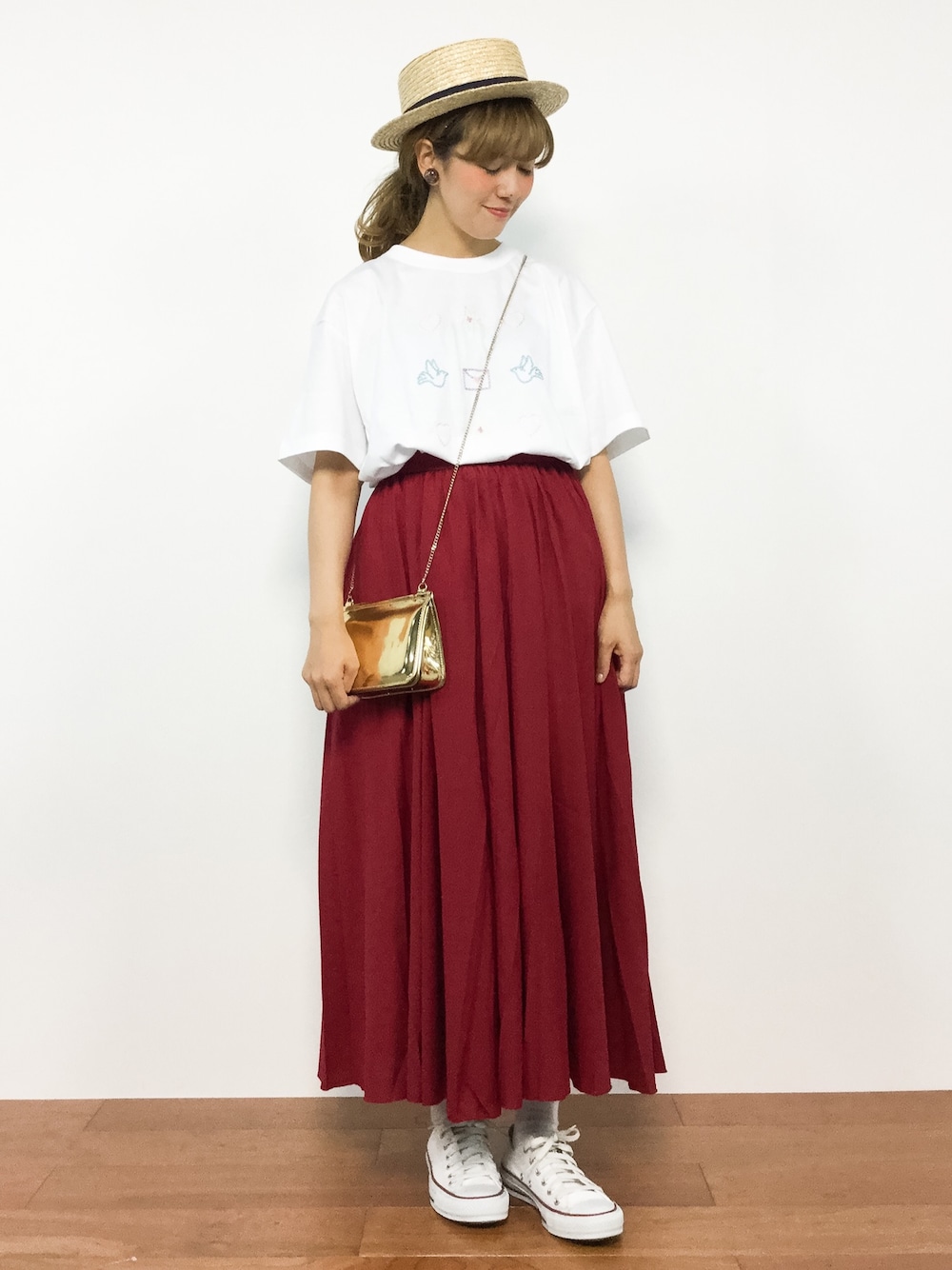 「コンバース、フレアスカート、カジュアル、Tシャツ、刺繍、赤、ロングスカート、夏コーデ、ビッグTシャツ、秋コーデ」｜「merry jennyのモチーフ刺繍Ｔシャツ（ジャージ、ホワイト系）」を使った、piya*さん（レディース・154cm）の夏コーディネートの1枚目の写真
