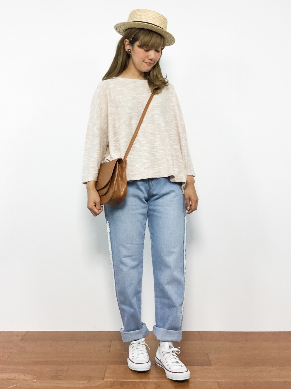 ピンク系のTシャツ/カットソー、ブルー系のデニムパンツを着用したレディースの夏コーディネートの1枚目の写真