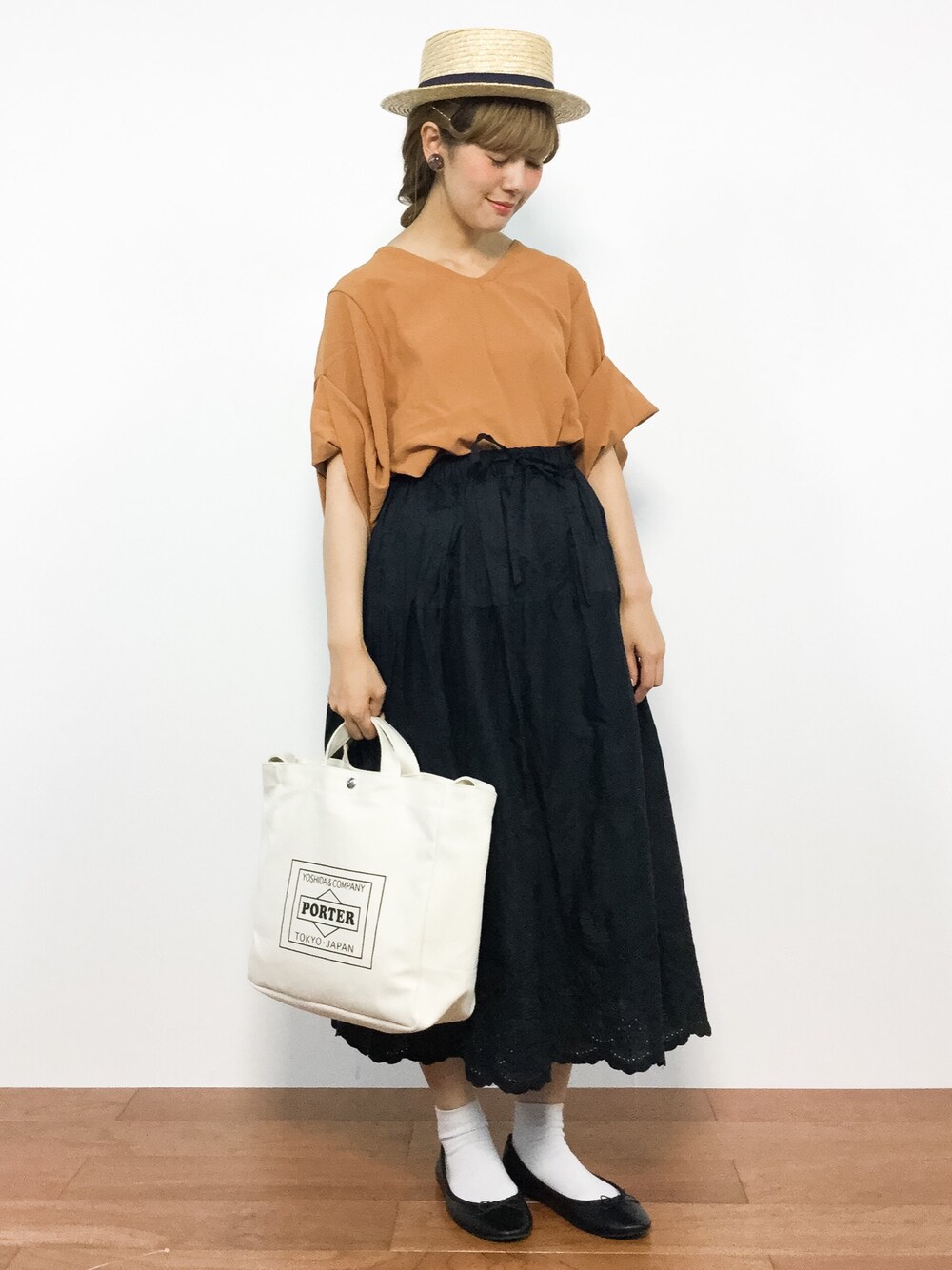 「フレアスカート、刺繍、黒、秋色、大人カジュアル、バレエシューズ、茶色、スカラップ、麦わら帽子、秋コーデ」｜「SEVENDAYS=SUNDAYのジョーゼット 袖ロールアップVネックブラウス（シャツ/ブラウス、イエロー系）」を使った、piya*さん（レディース・154cm）の夏コーディネートの1枚目の写真