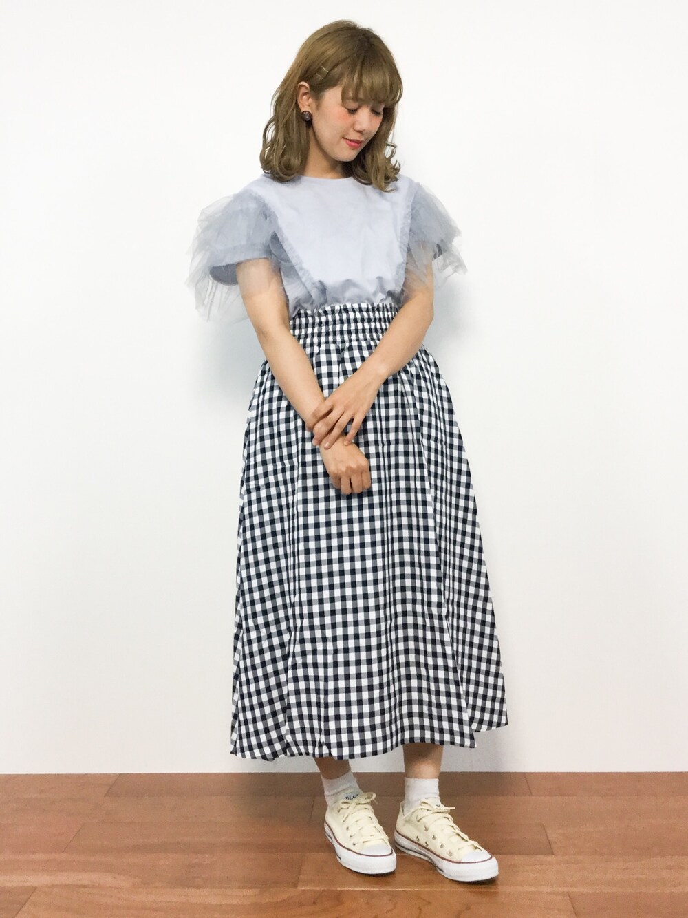 ブルー系のTシャツ/カットソー、ブルー系のスカートを着用したレディースの夏コーディネートの1枚目の写真