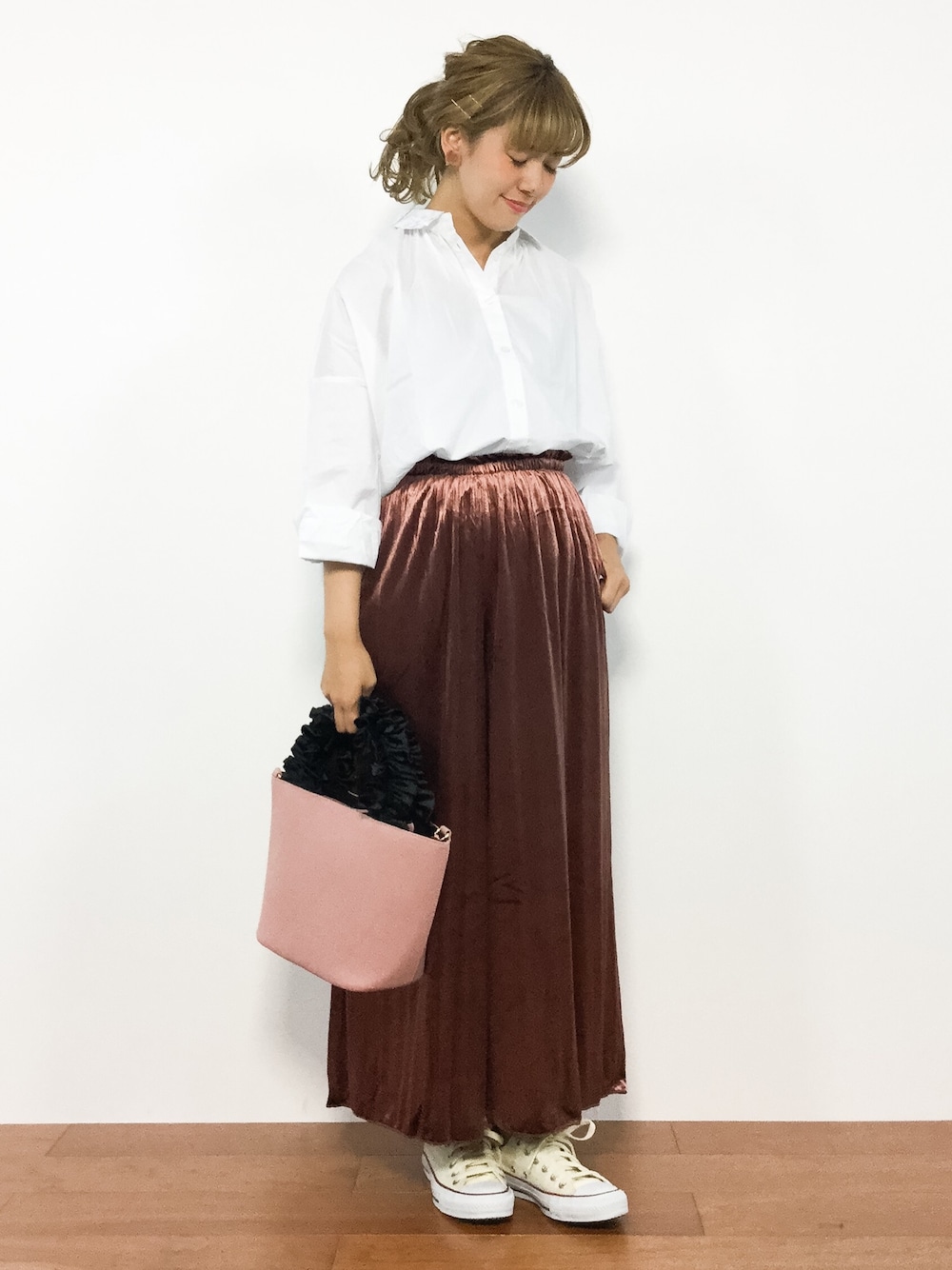 「コンバース、トートバッグ、白シャツ、刺繍、フリル、大人カジュアル、茶色、ベロア、プリーツパンツ、秋コーデ」｜「MERLOTのコットンフラワー刺繍襟シャツ7110（シャツ/ブラウス、ホワイト系）」を使った、piya*さん（レディース・154cm）の夏コーディネートの1枚目の写真