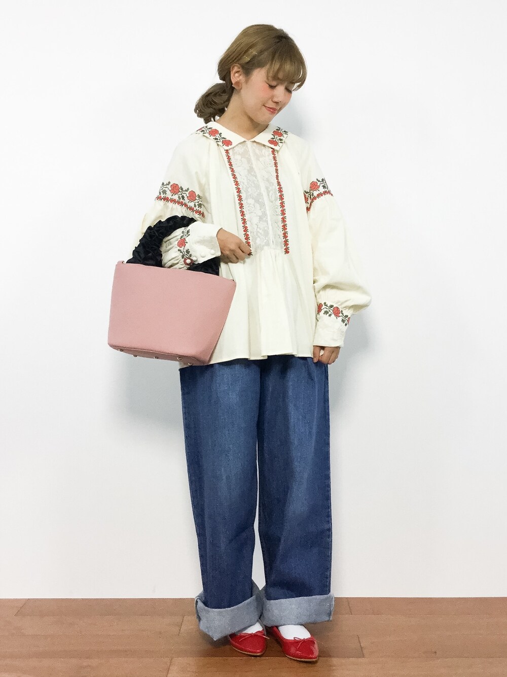 「トートバッグ、刺繍、大人カジュアル、ワイドパンツ、バレエシューズ、セーラーカラー、刺繍ブラウス、ゆるコーデ、ワイドデニム、秋コーデ」｜「Another Editionのエンブロトリミングブラウス（シャツ/ブラウス、ホワイト系）」を使った、piya*さん（レディース・154cm）の夏コーディネートの1枚目の写真