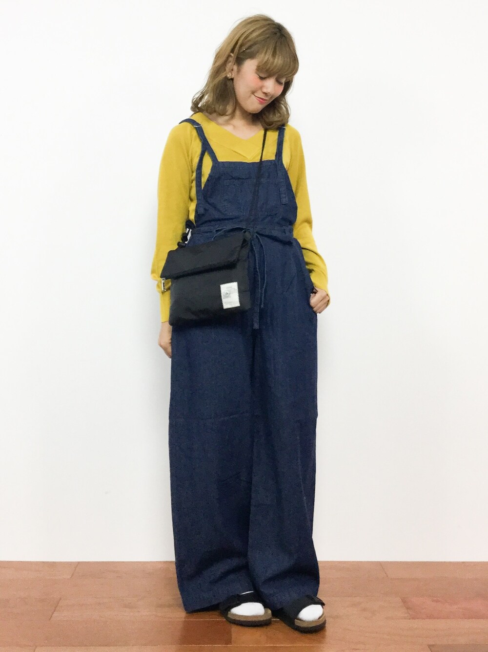 「シンプル、サロペット、大人カジュアル、Vネックニット、マスタード、ラフ、ポシェット、デニムサロペット、サンダルに靴下、秋コーデ」｜「VISの【million Hot(R)】重ねVネックプルオーバー（ニット/セーター、イエロー系）」を使った、piya*さん（レディース・154cm）の秋コーディネートの1枚目の写真
