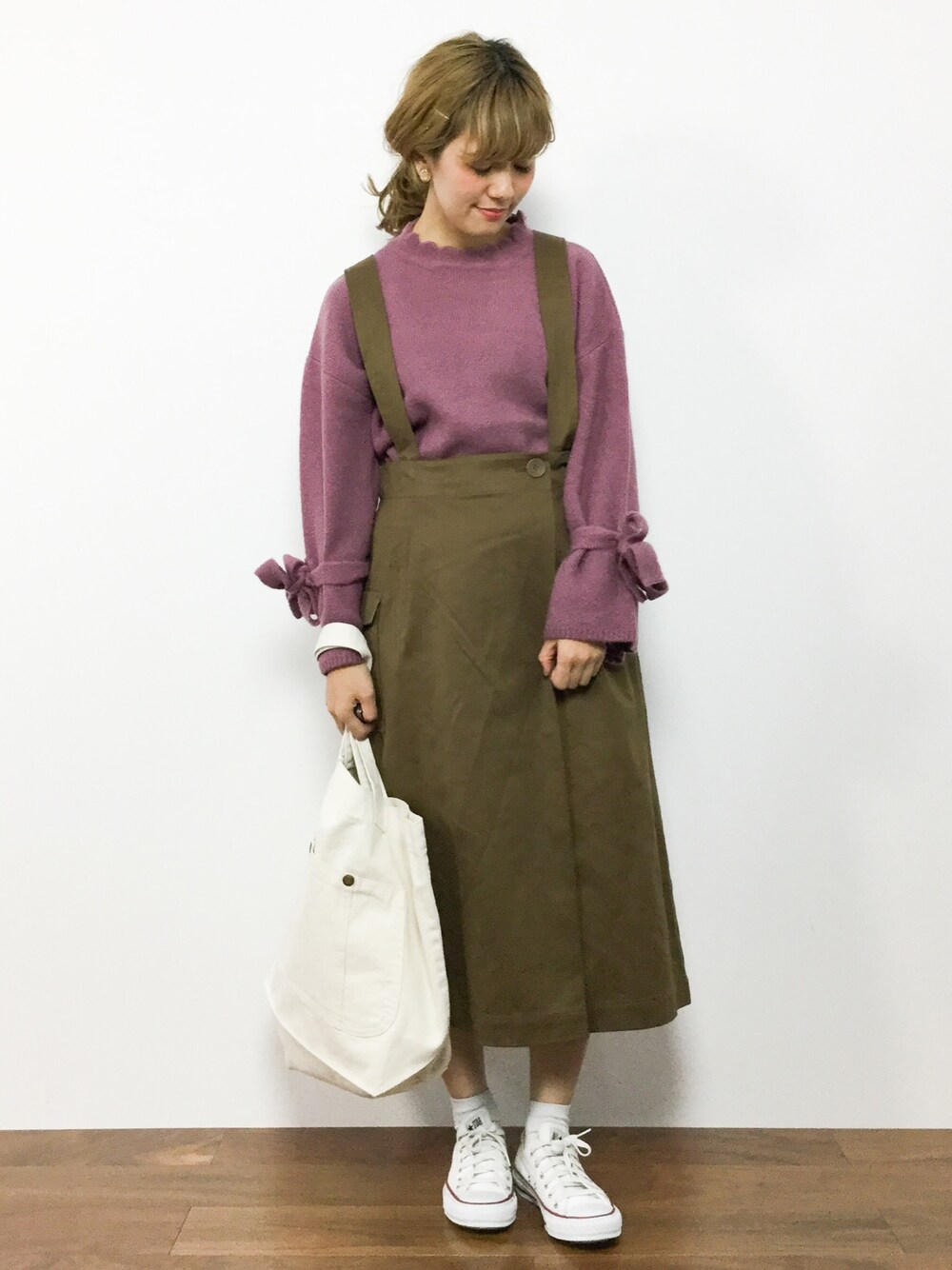 「ニット、コンバース、トートバッグ、ピンク、カーキ、コクーンスカート、ジャンパースカート、秋服、袖リボン、秋コーデ」｜「amelier MAJESTIC LEGONの袖リボンニットプルオーバー（ニット/セーター、ピンク系）」を使った、piya*さん（レディース・154cm）の秋コーディネートの1枚目の写真