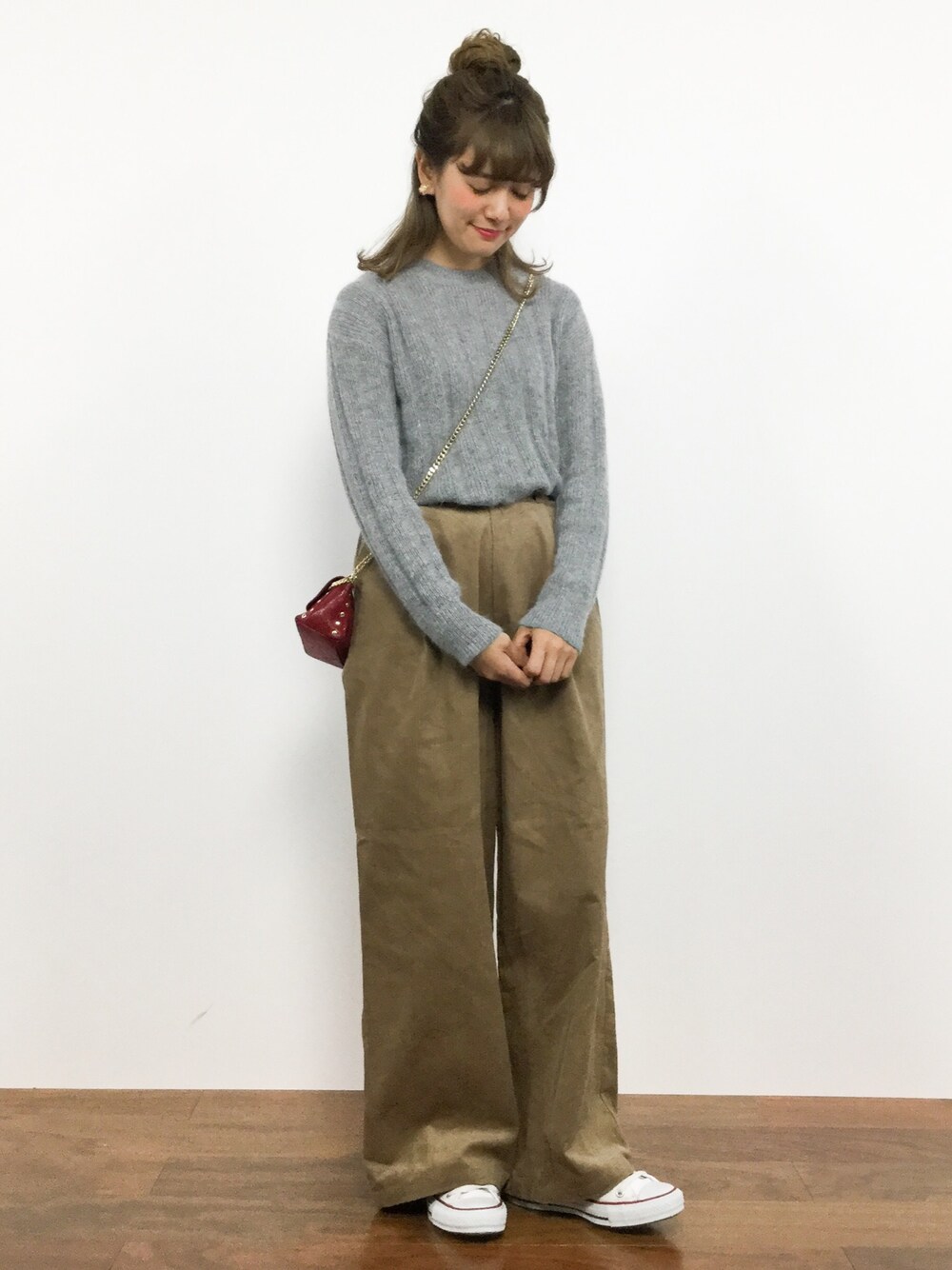 グレー系のニット/セーター、ベージュ系のその他パンツを着用したレディースの秋コーディネートの1枚目の写真