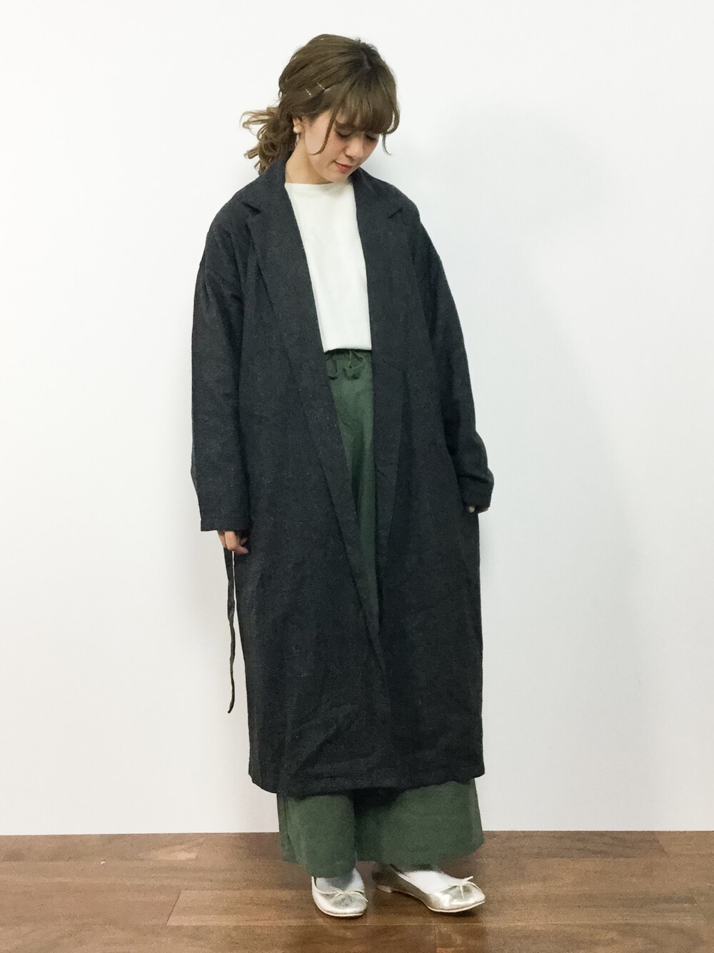 「アウター、トレンチコート、チノパン、大人カジュアル、カーキ、ワイドパンツ、バレエシューズ、グレンチェック、秋服、秋コーデ」｜「MERLOTのグレンチェック柄コート0059（トレンチコート、ブラック系）」を使った、piya*さん（レディース・154cm）の秋コーディネートの1枚目の写真