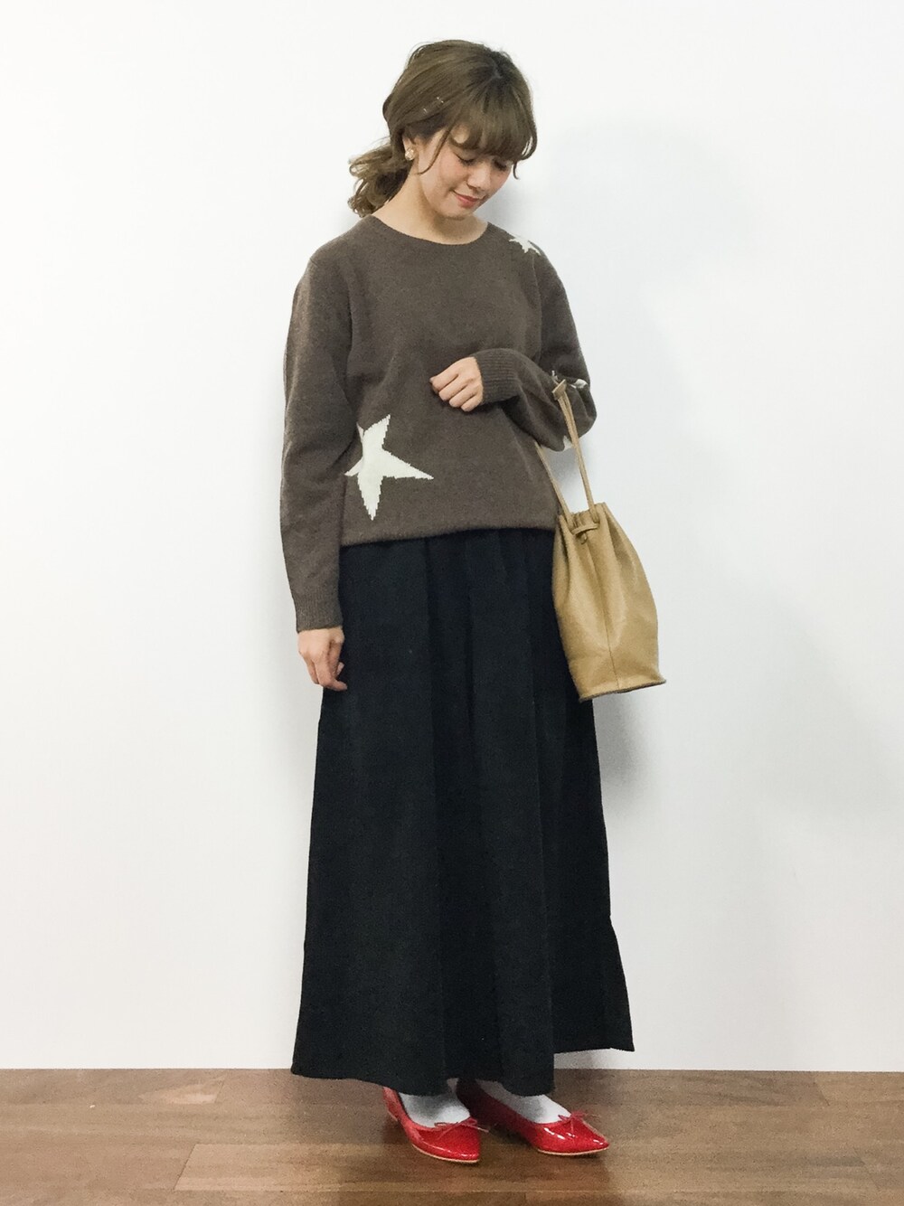 「ニット、星柄、黒、赤、コーデュロイパンツ、ワイドパンツ、バレエシューズ、茶色、秋服、秋コーデ」｜「niko and...のラム70星柄クループルオーバー【niko and ...】（ニット/セーター、ブラウン系）」を使った、piya*さん（レディース・154cm）の秋コーディネートの1枚目の写真