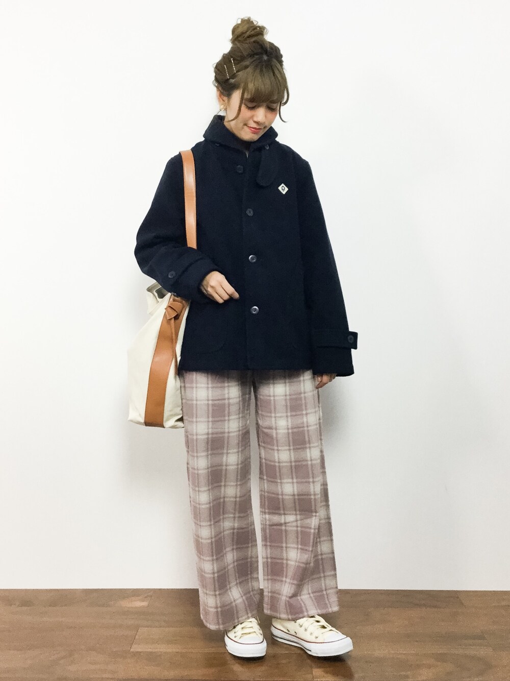 「チェック、ジャケット、コンバース、アウター、ネイビー、メルトン、チェックパンツ、秋服、キャンバストート、秋コーデ」｜「CUBE SUGARのメルトンショートジャケット（その他アウター、ブルー系）」を使った、piya*さん（レディース・154cm）の秋コーディネートの1枚目の写真