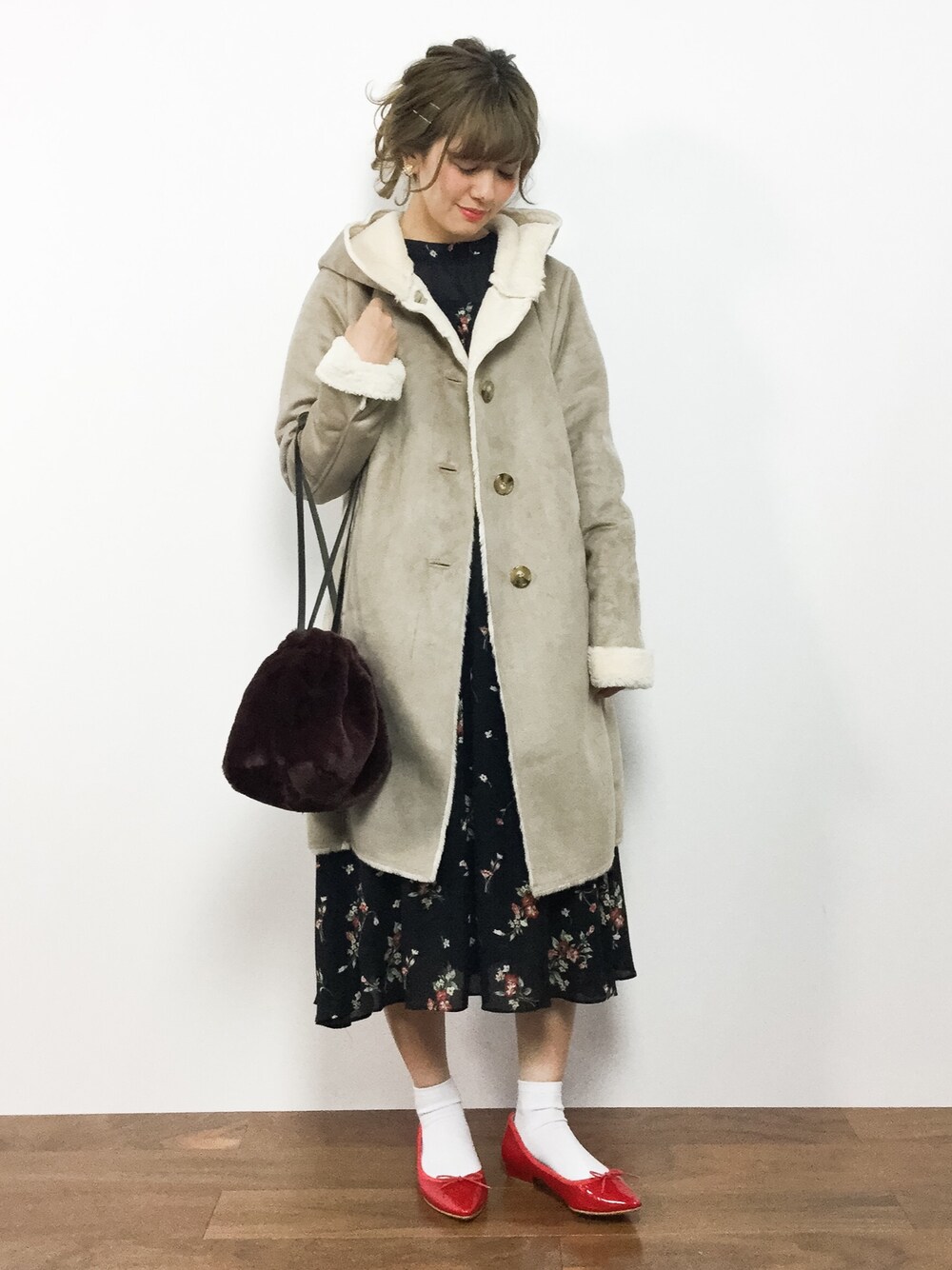 「アウター、ベージュ、ロングコート、バレエシューズ、ムートンコート、フードコート、巾着バッグ、花柄ワンピース、秋服、秋コーデ」｜「B:MING by BEAMSの【WEB限定】ビーミング by ビームス / エコムートン フードコート 17AW（ムートンコート、ベージュ系）」を使った、piya*さん（レディース・154cm）の秋コーディネートの1枚目の写真