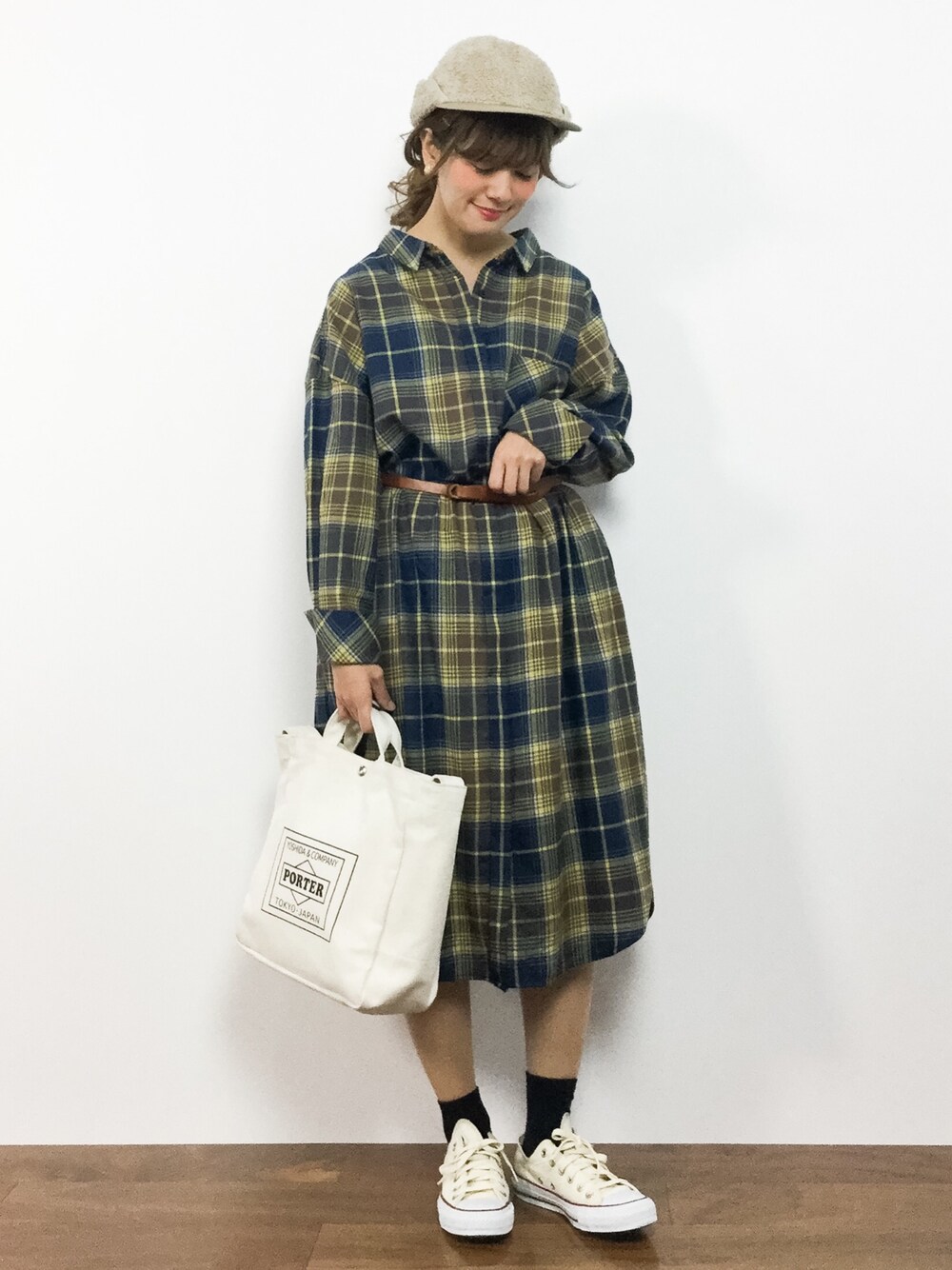 「チェック、コンバース、トートバッグ、カジュアル、チェックシャツ、キャップ、シャツワンピース、マスタード、秋服、秋コーデ」｜「LEPSIMのチェックデザインシャツワンピース　771782（シャツワンピース、イエロー系）」を使った、piya*さん（レディース・154cm）の秋コーディネートの1枚目の写真