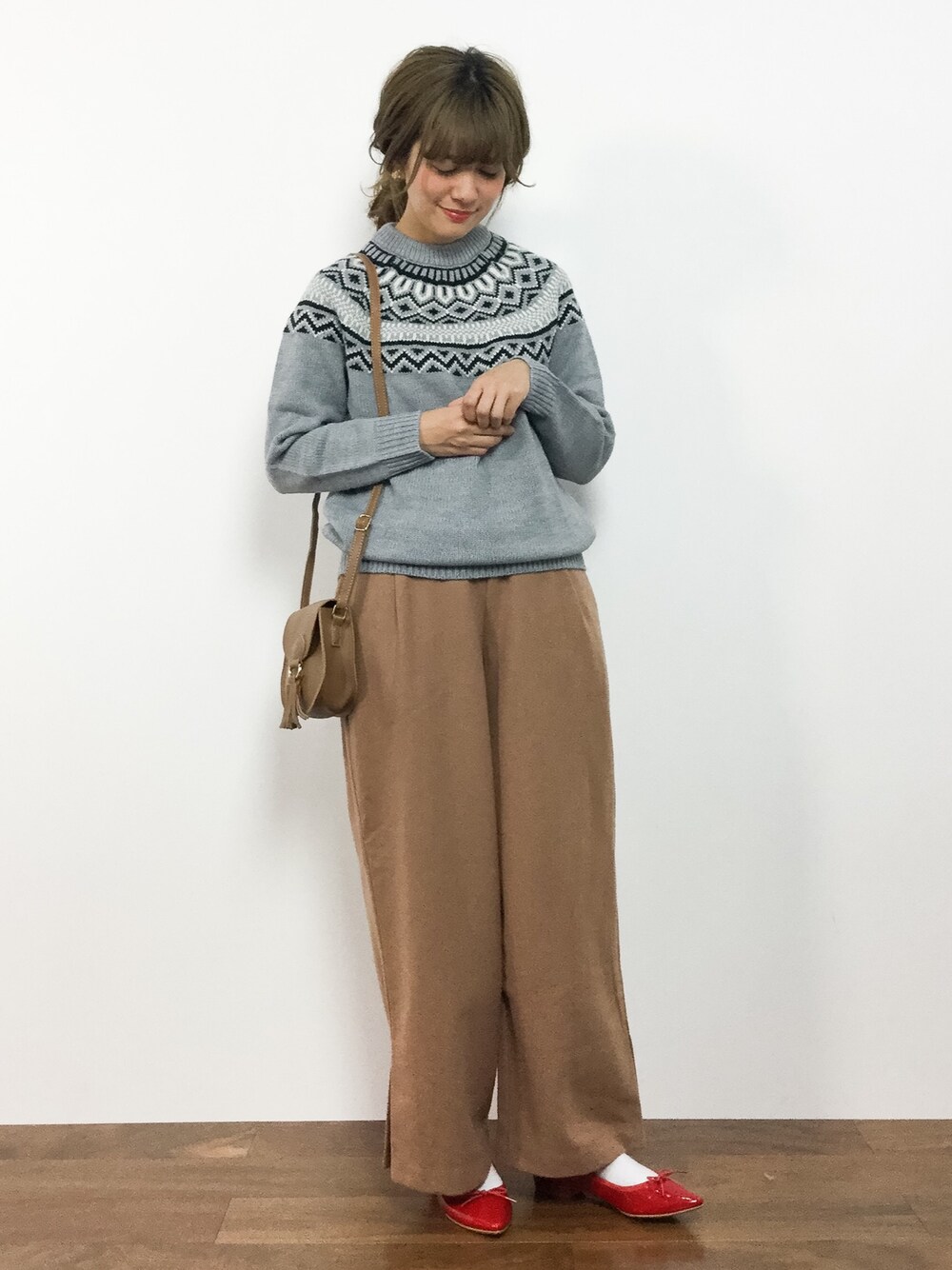 グレー系のニット/セーター、イエロー系のその他パンツ、イエロー系のショルダーバッグを着用したレディースの秋コーディネートの1枚目の写真