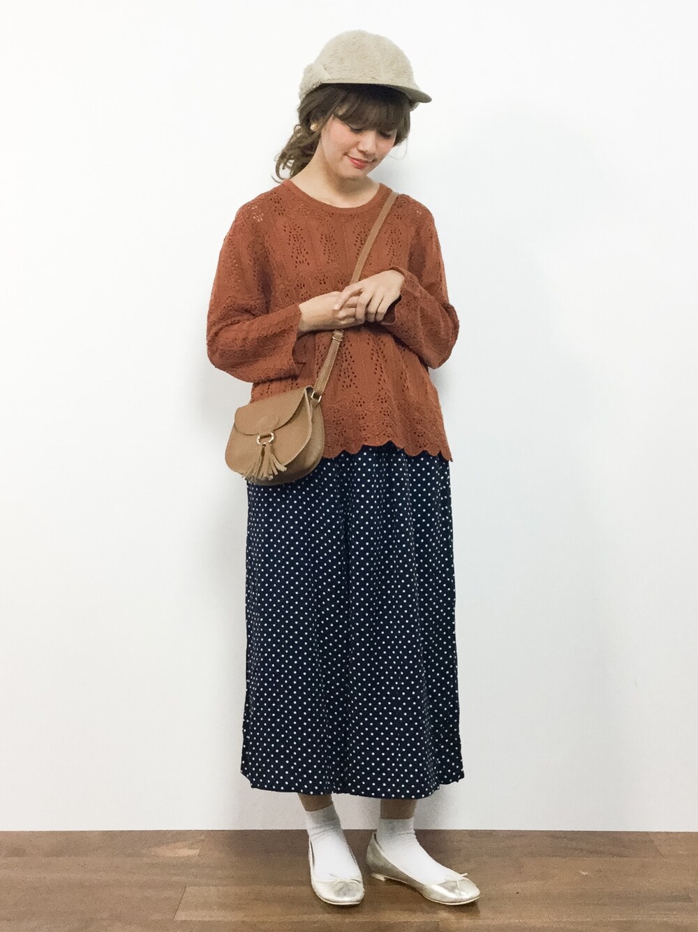 ブラウン系のニット/セーター、ブルー系のその他パンツ、イエロー系のショルダーバッグを着用したレディースの秋コーディネートの1枚目の写真