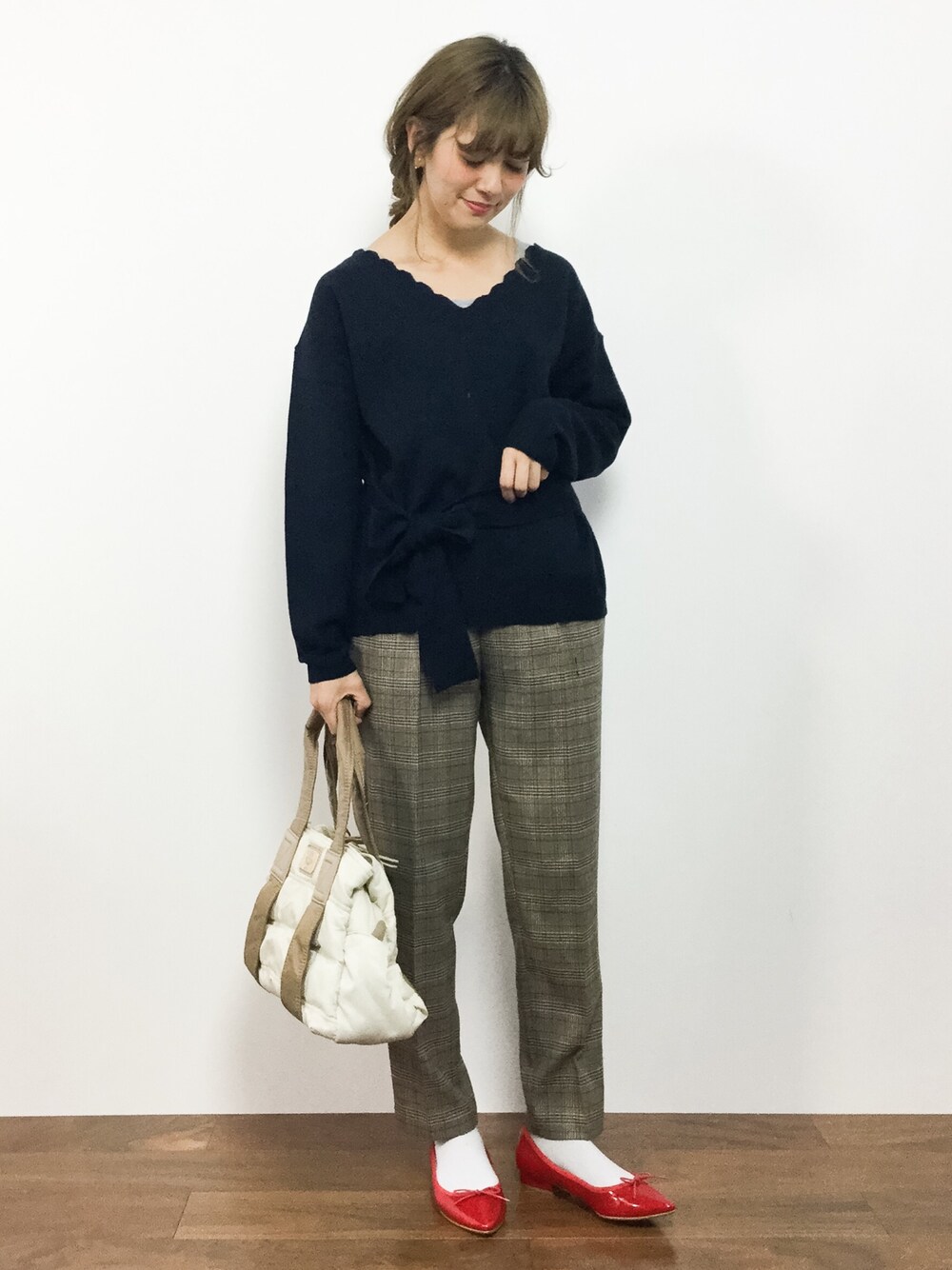 ブルー系のニット/セーター、ブラウン系のその他パンツ、ホワイト系のトートバッグを着用したレディースの秋コーディネートの1枚目の写真