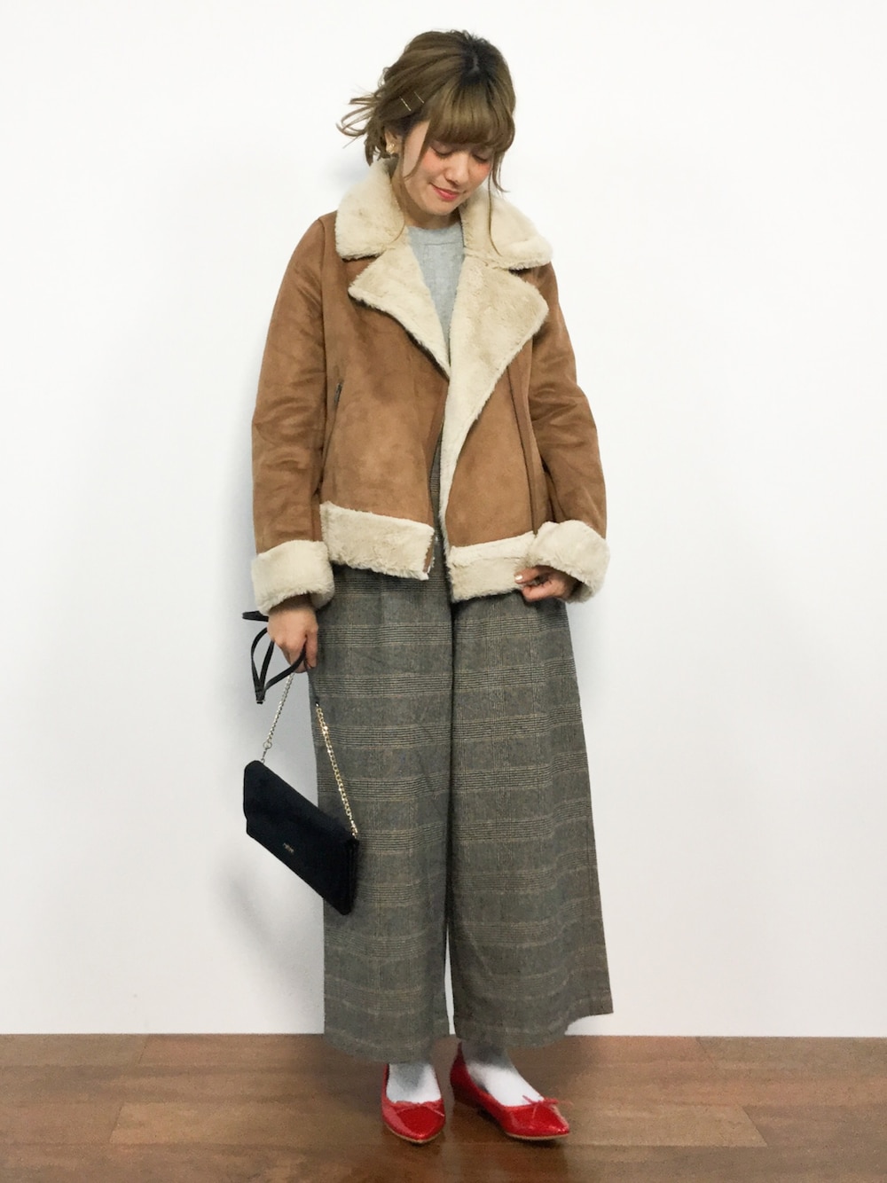「ジャケット、アウター、ライダース、赤、ムートン、キャメル、ワイドパンツ、チェックパンツ、バレエシューズ、秋冬」｜「mysty womanの【WEB限定】フェイクムートンライダース（ムートンコート、ブラウン系）」を使った、piya*さん（レディース・154cm）の秋コーディネートの1枚目の写真