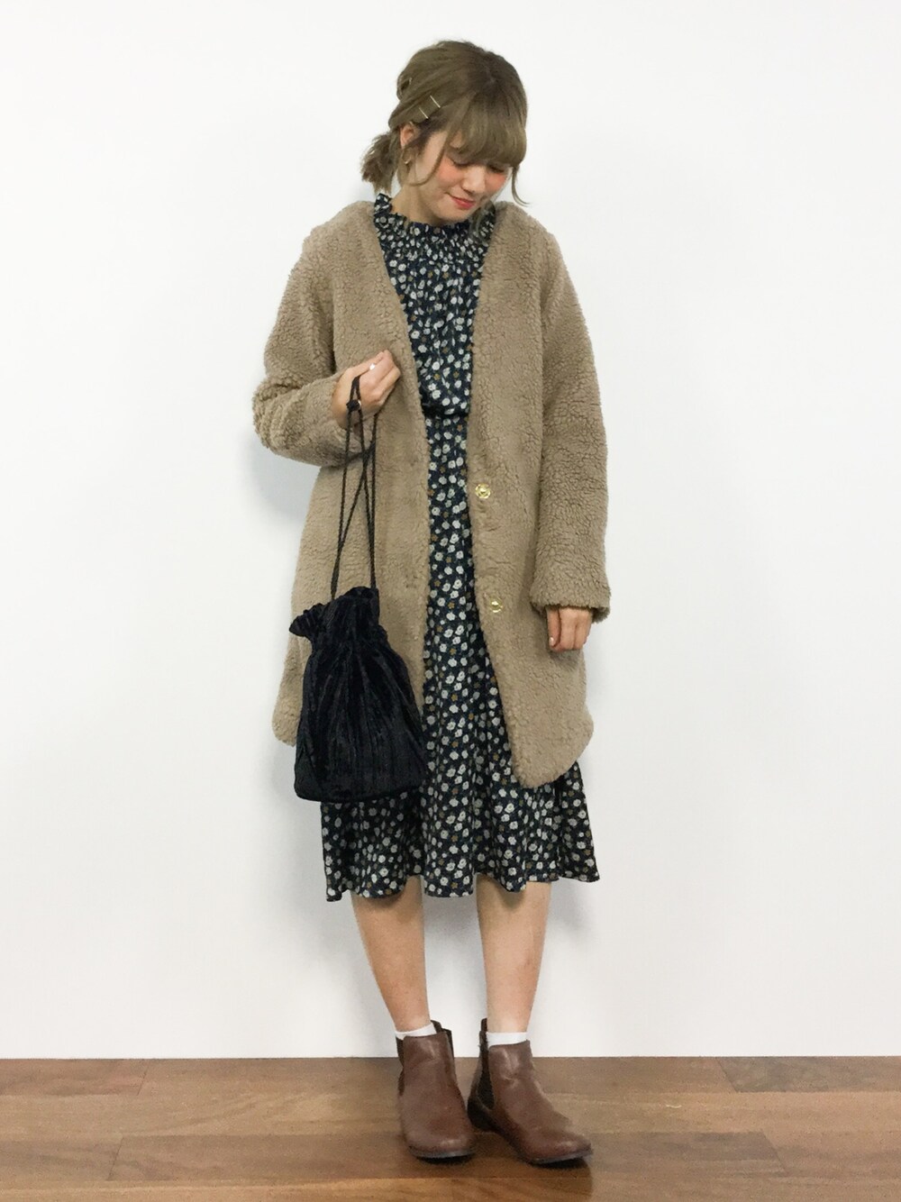 「アウター、ブーツ、ネイビー、大人カジュアル、ノーカラーコート、茶色、巾着バッグ、花柄ワンピース、秋冬、ボアコート」｜「OLIVE des OLIVEの・【OLIVE des OLIVE】 ボアロングノーカラーコート（その他アウター、ブラウン系）」を使った、piya*さん（レディース・154cm）の秋コーディネートの1枚目の写真