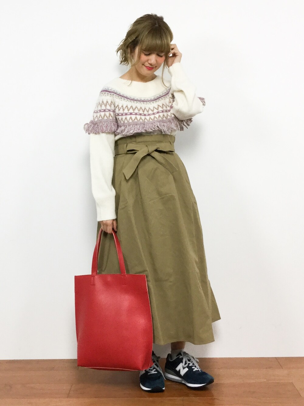 「トートバッグ、フレアスカート、ピンク、ベージュ、ニューバランス、赤、マキシスカート、柄ニット、アイボリー、秋冬」｜「MAJESTIC LEGONの球芯柄フリンジプルオーバー（ニット/セーター、ホワイト系）」を使った、piya*さん（レディース・154cm）の冬コーディネートの1枚目の写真